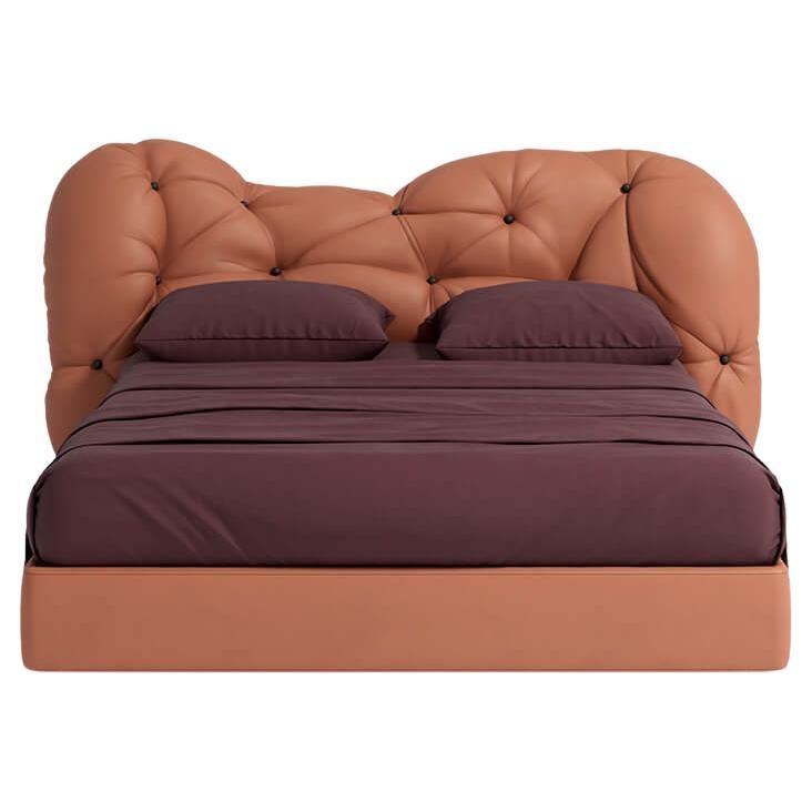 Das Michetta-Sofa von Gaetano Pesce zeichnet sich durch ein eklektisches Design aus, das die traditionelle Ästhetik mit einer unregelmäßigen Capitonné-Technik und einer weichen Samtpolsterung herausfordert. Dieses Stück bietet eine unverwechselbare