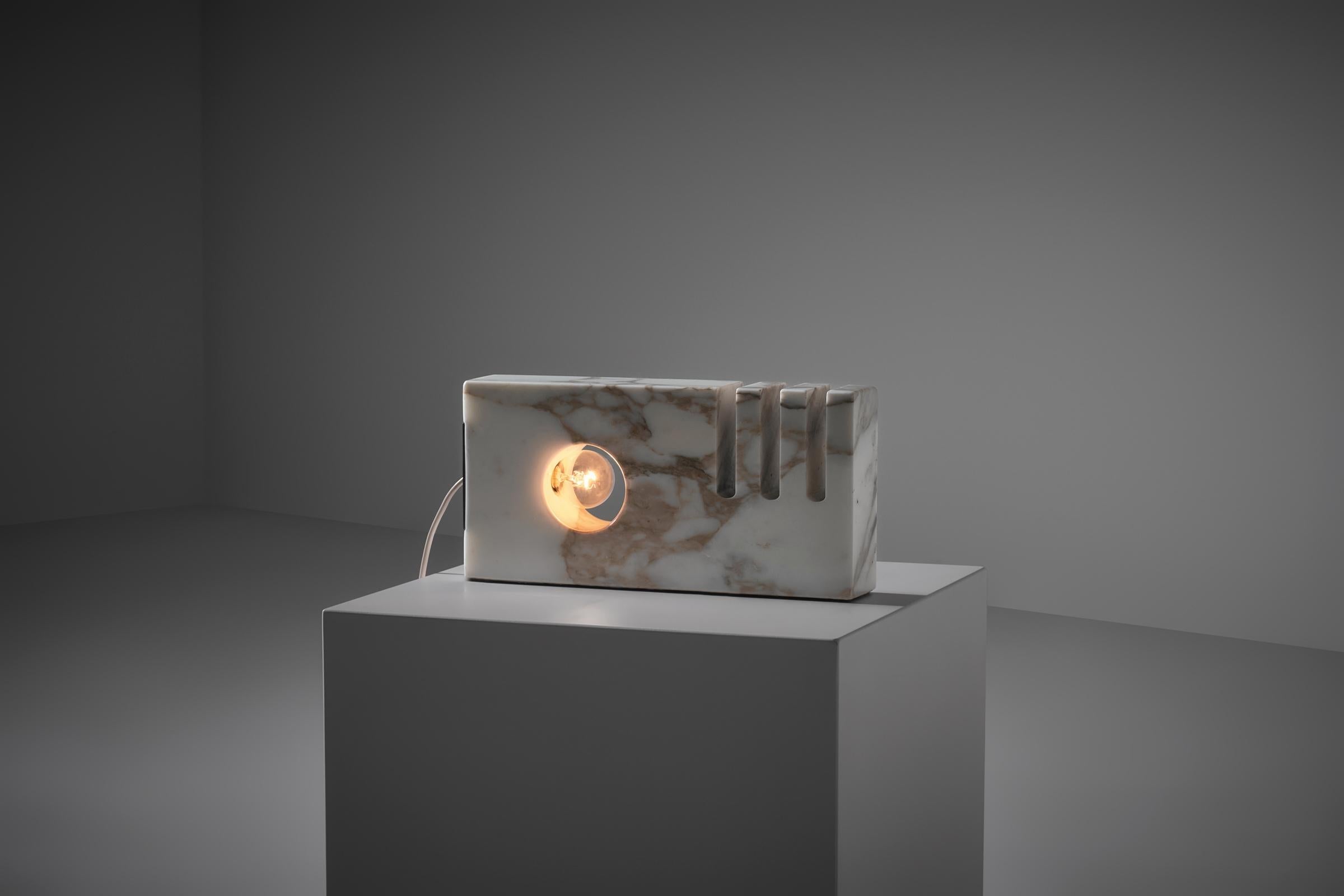 Lampada da tavolo scultorea in marmo di Nucleo Sormani, Italia, 1971 circa. Forme architettoniche ben bilanciate realizzate in un bellissimo marmo Calacatta marrone chiaro e un'elegante piastra posteriore cromata. Il taglio asimmetrico a forma di