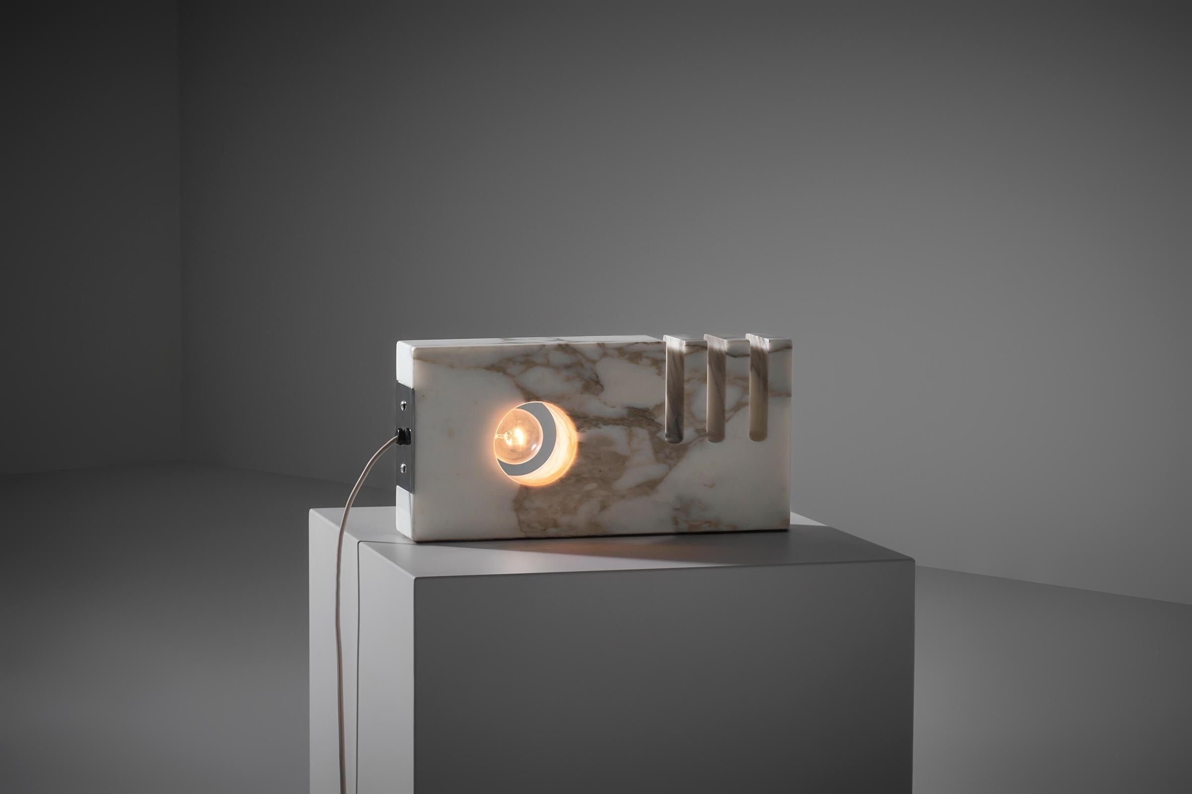 Italiano Lampada da tavolo scultorea in marmo di Sormani, Italia, 1971 ca. in vendita