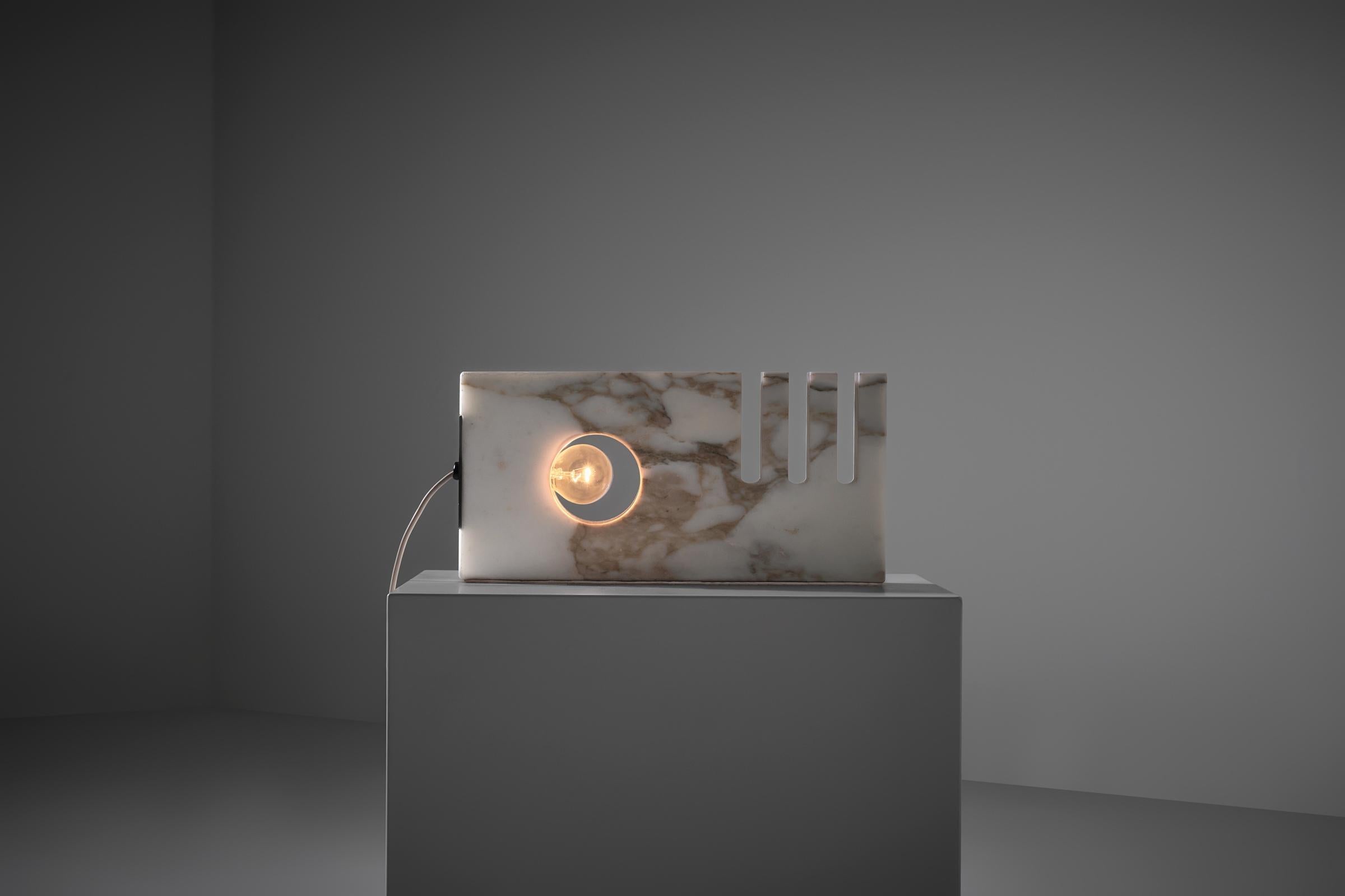 Fine XX secolo Lampada da tavolo scultorea in marmo di Sormani, Italia, 1971 ca. in vendita