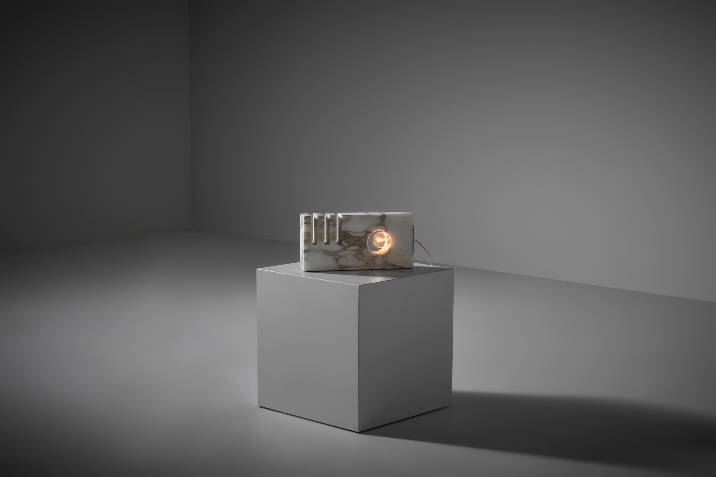 Lampada da tavolo scultorea in marmo di Sormani, Italia, 1971 ca. in vendita 1