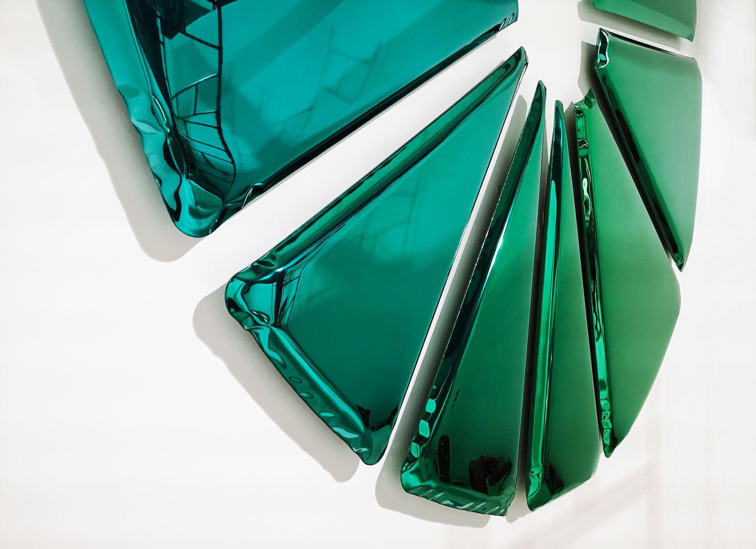 Oskar Zieta’s latest creation, the multi-element nucleus mirror brings to mind an art installation rather than a mirror. It consists of several elements made of polished stainless steel covered with a color coating,
which creates a gradient