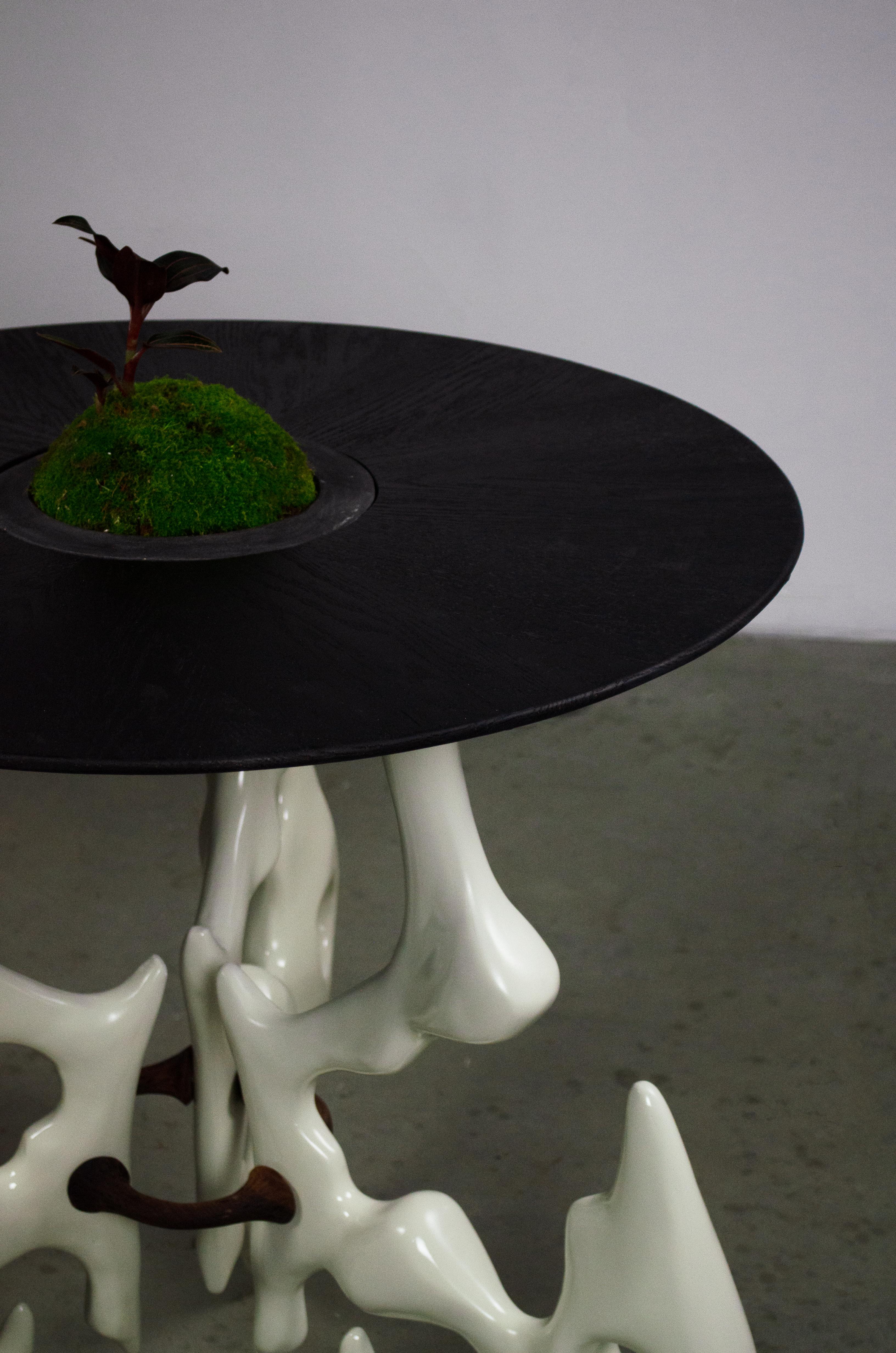 Sculpté à la main Nucleus- Table jardinière Mobilier sculptural en forme d'os en vente