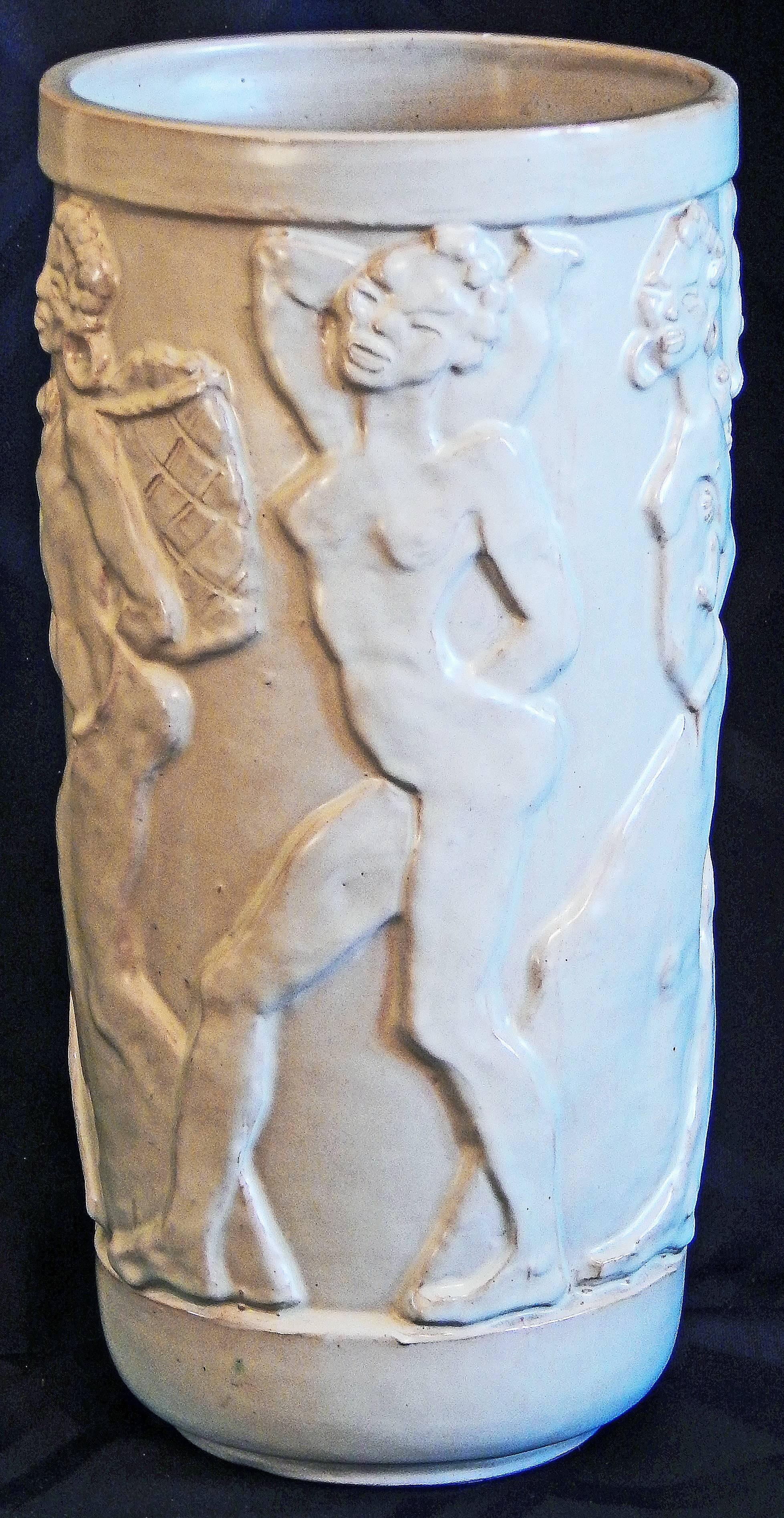 Vase en bas-relief exceptionnel, sculpté par Allan Ebeling pour Steninge Keramik en Suède, cette pièce représente une procession de six femmes africaines nues portant diverses choses (bébé, poisson, etc.), disposées comme sur une frise. Chaque