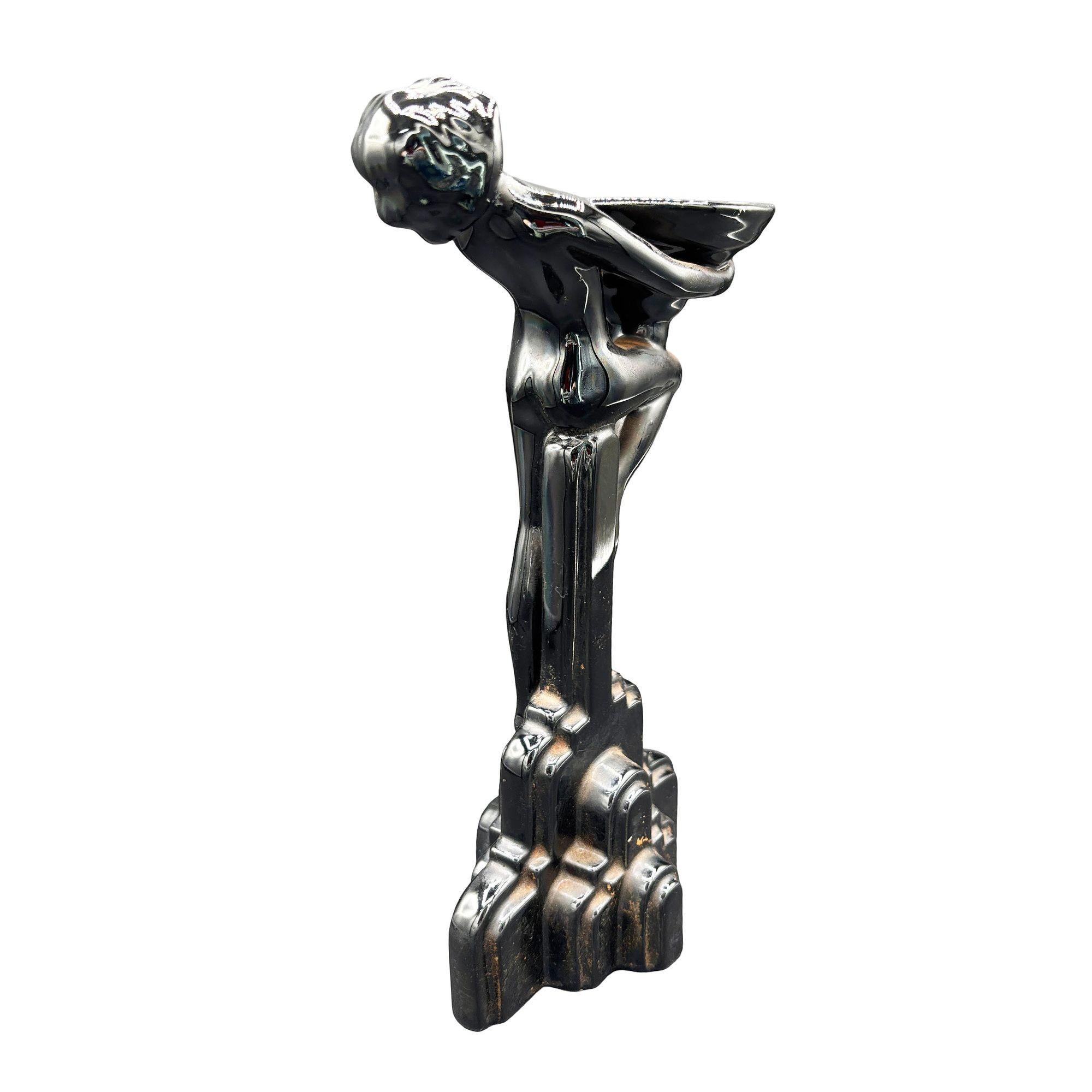 Portacandele nudo in ceramica Art Deco Flapper girl con una donna nuda che tiene una ciotola con la testa all'indietro, in piedi su una base a gradini. Il centro contiene candele di cera standard ed è stato realizzato da Fritz & Floyd a New