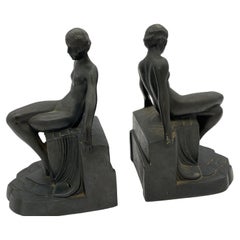 Paire de serre-livres Art Déco Nude Flapper Girl Spelter en métal par Nuart