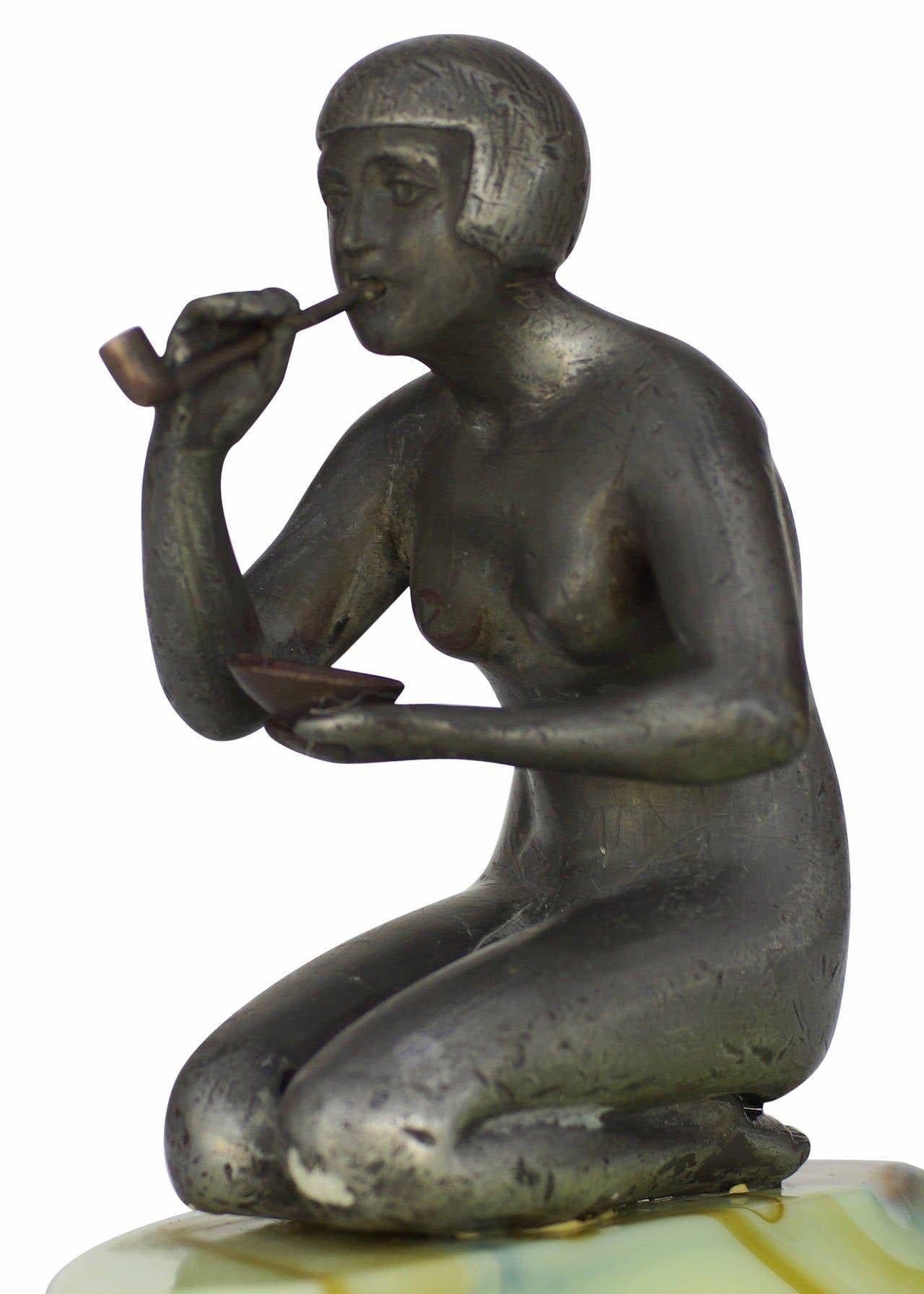 Milieu du XXe siècle Cendrier en verre de laitier Art déco d'un nu de garçonne qui fume par Houzex en vente