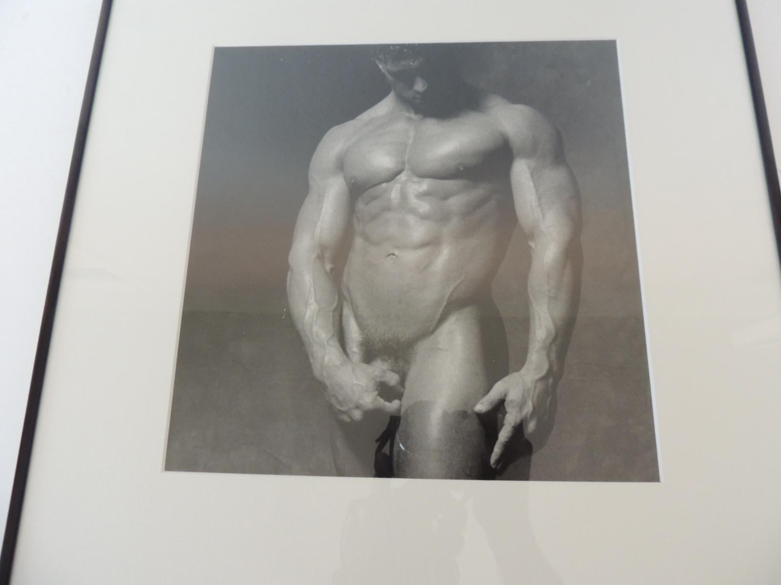 Nude black and white abstract photograph of muscular male standing flexing.
Black metal frame and museum quality white mat.
(glass)
Found in New York City.
Size of photo: 10