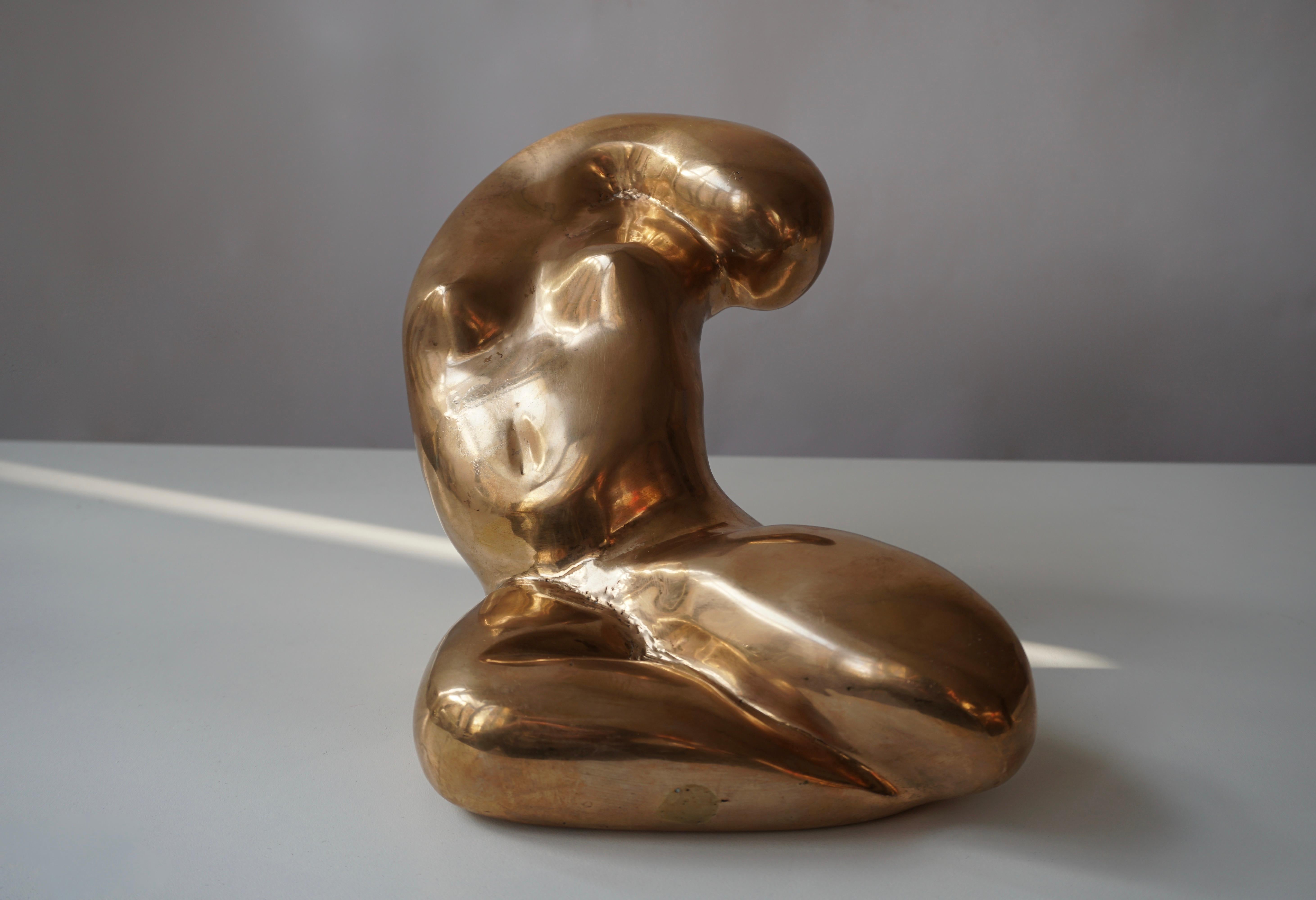 Bronze sculpture of female nude, not signed.
Measures: Height 18 cm.
Width 21 cm.
Depth 22 cm.
Weight 3 kg.