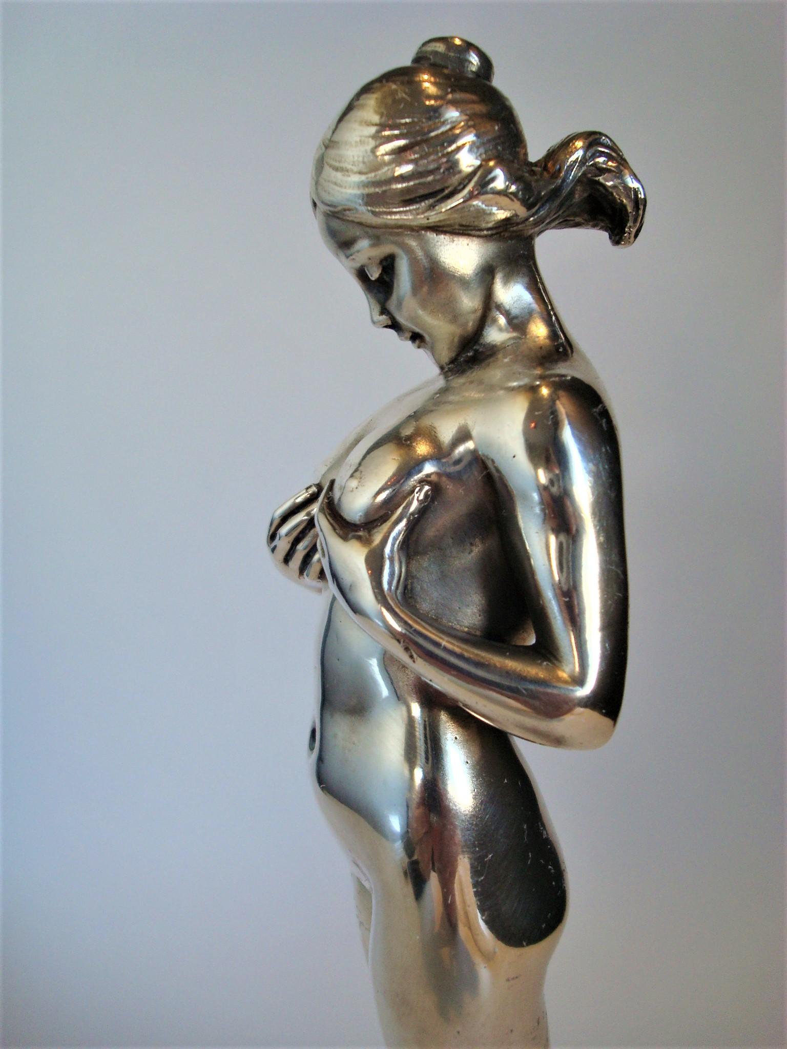 Nudefarbener Car Mascot / Kapuzeornament mit Kapuze, von Antoine Bofill, Französisch, um 1920 (Versilbert) im Angebot