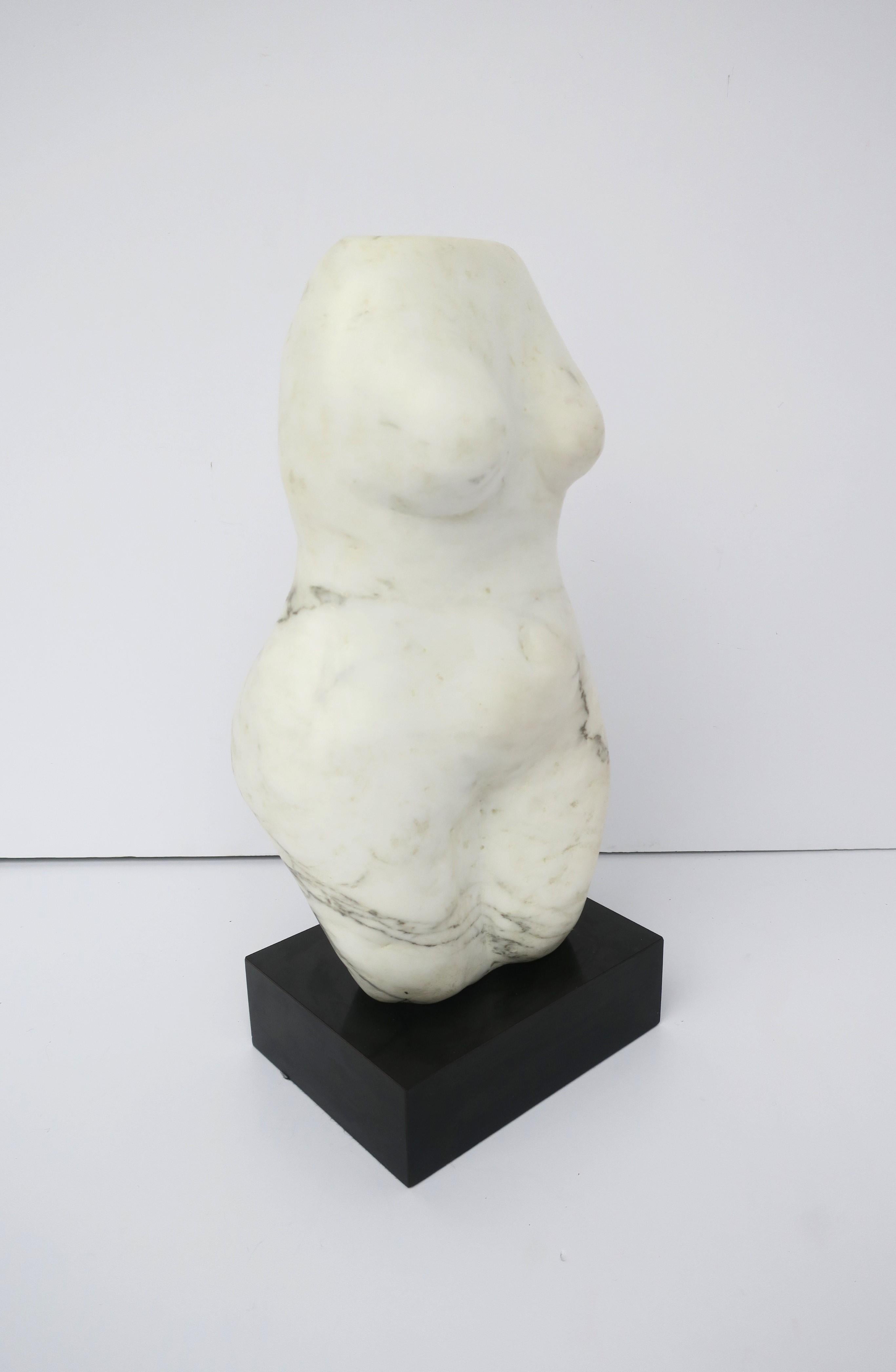 Sculpture féminine en marbre  en vente 4