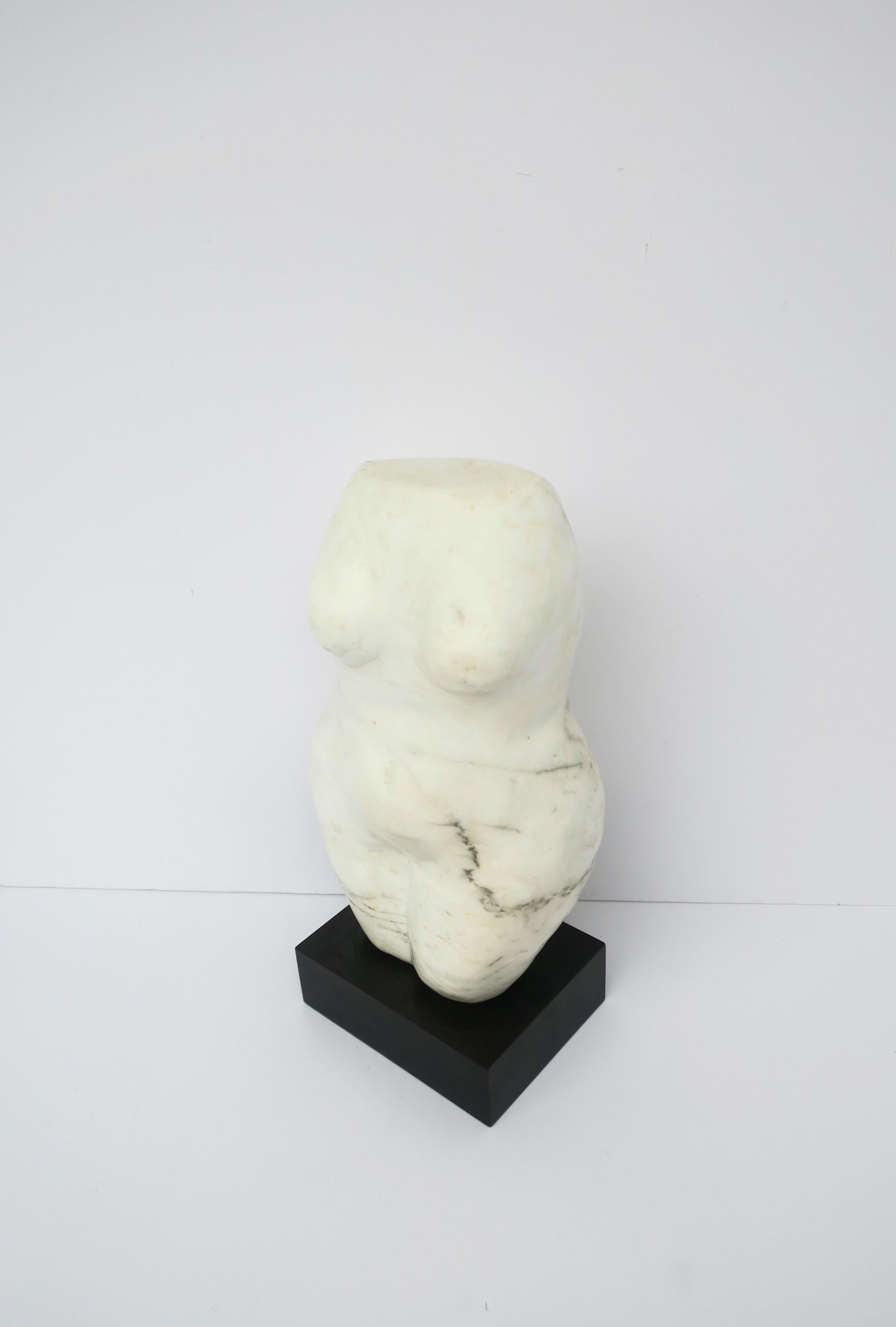 Sculpture féminine en marbre  en vente 2