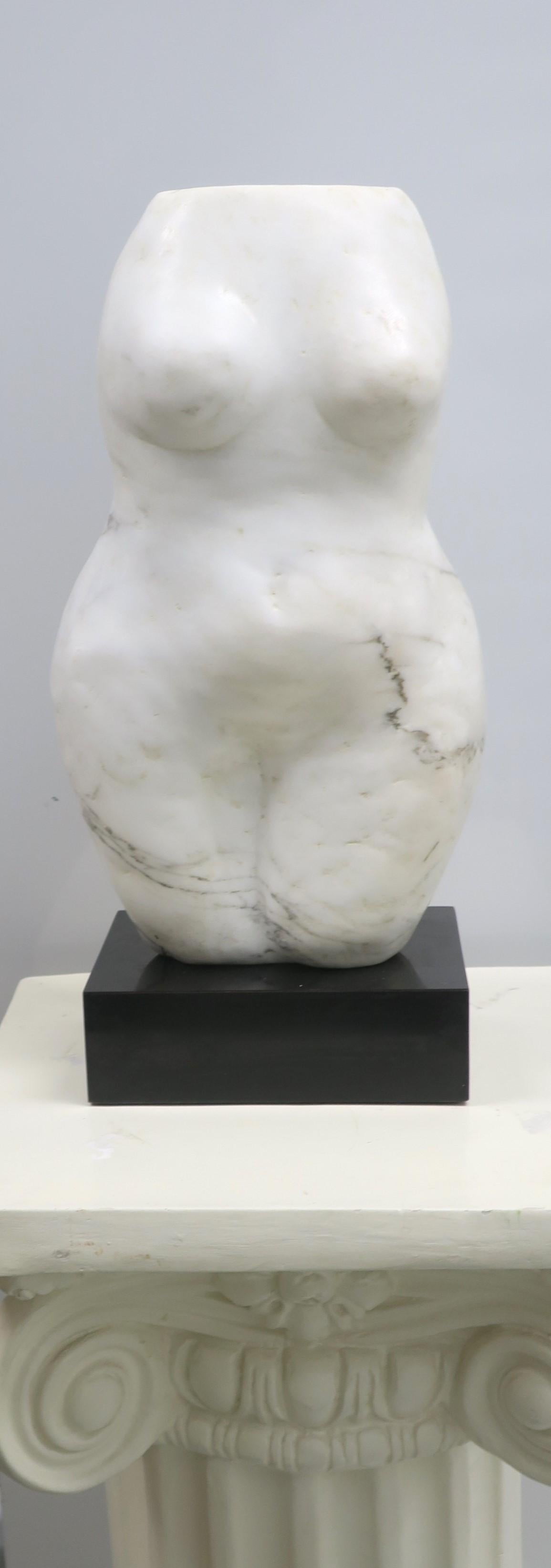 20ième siècle Sculpture féminine en marbre  en vente