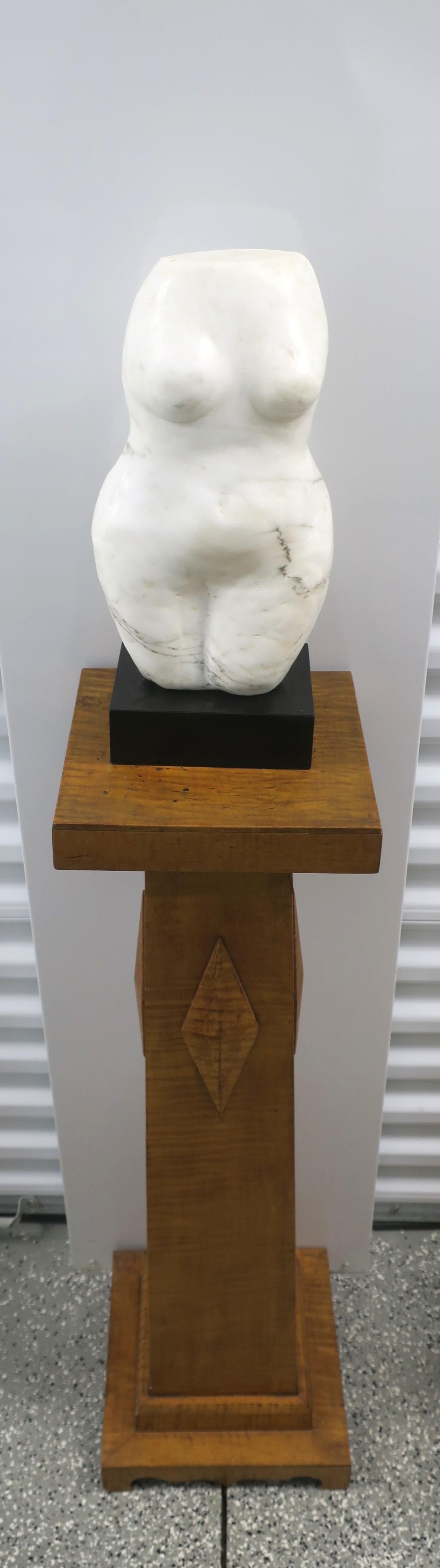 Marmor- weibliche Skulptur  (Laminat) im Angebot