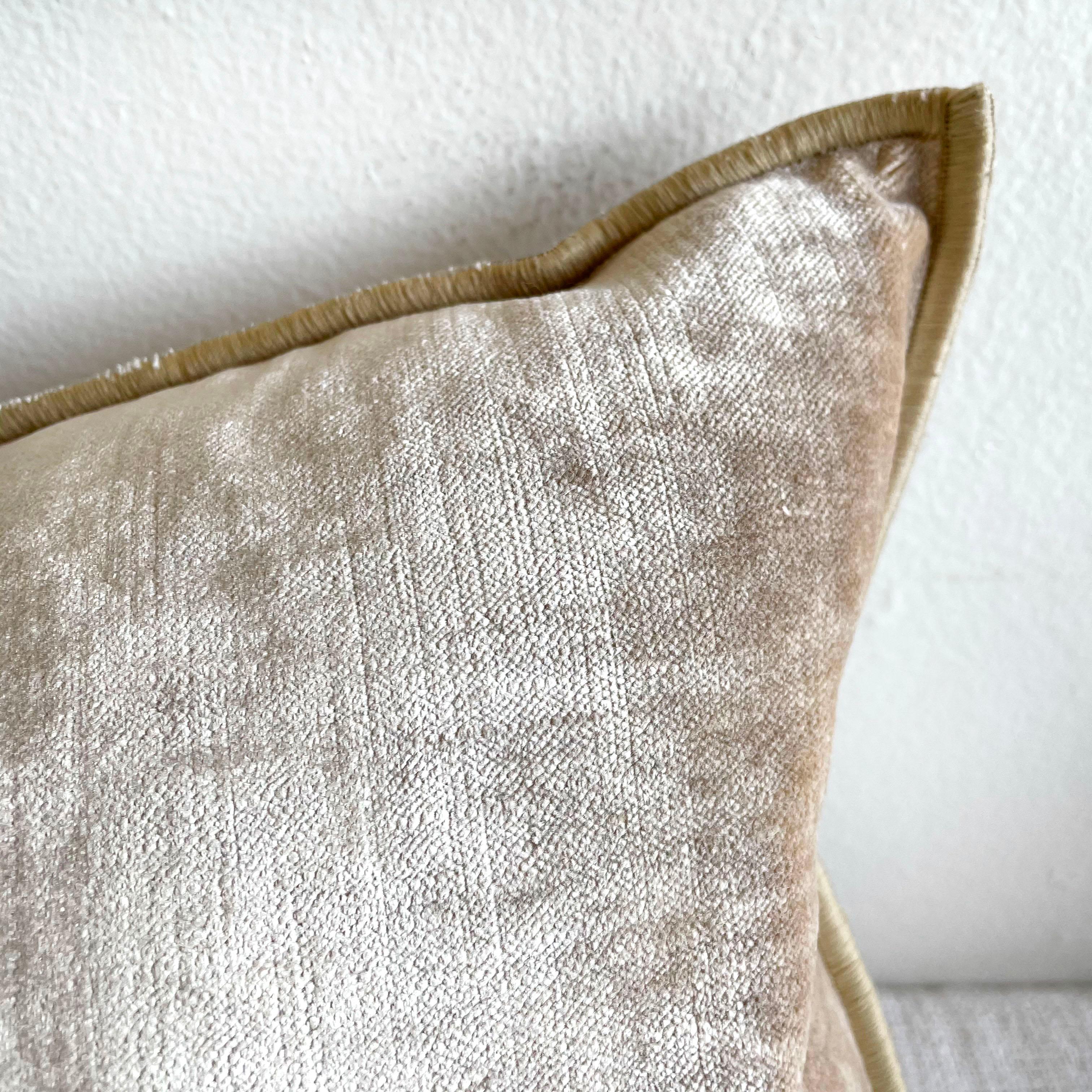 Bellissimo lombare francese in velluto stile vintage Nude con bordo legato. Chiusura con cerniera in metallo e tirante in pelle.

Realizzato su misura a Parigi, in Francia.

Dimensioni: 12