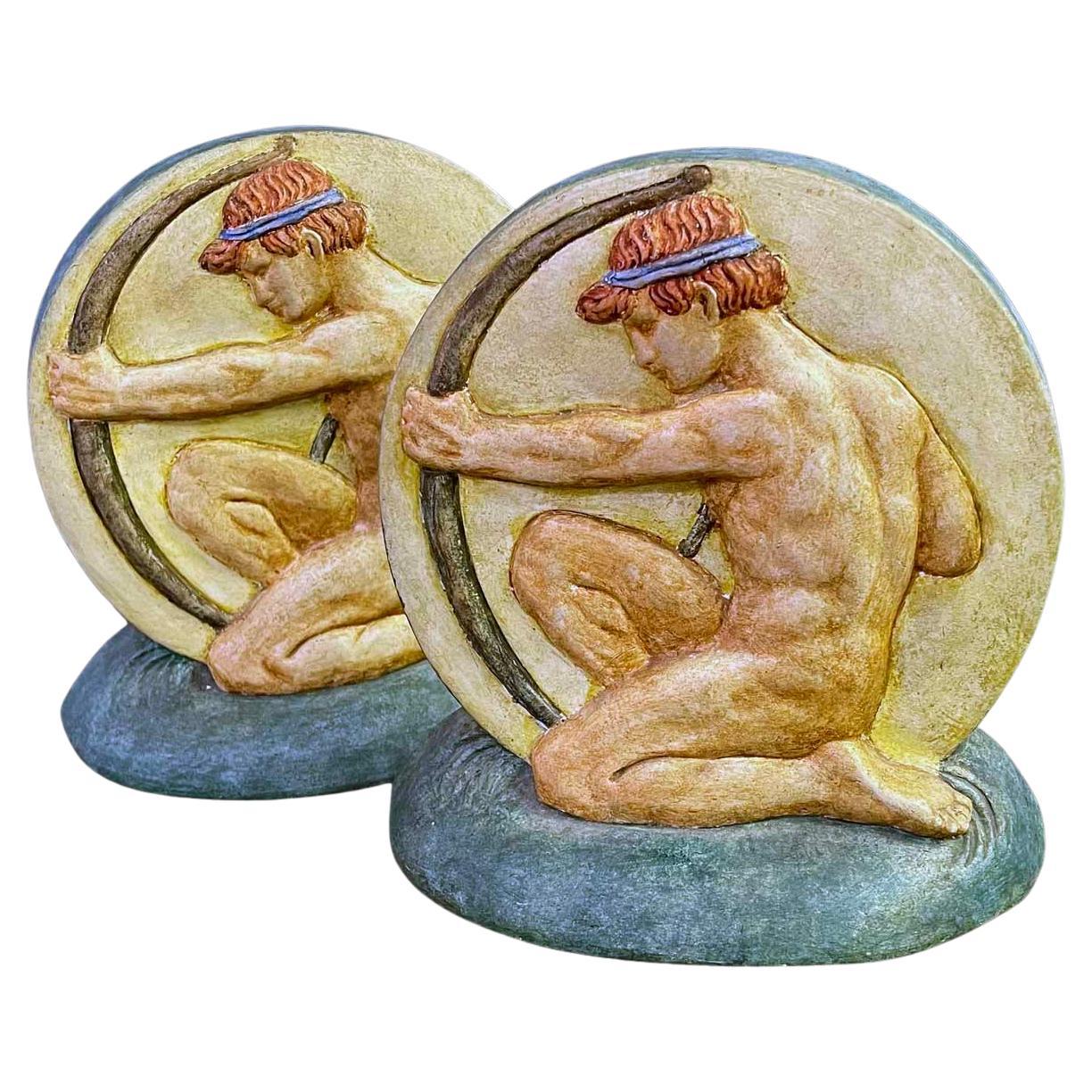 "Nude Male Archer Bookends", Seltenes Paar von Keramik, Arts and Craft Skulpturen