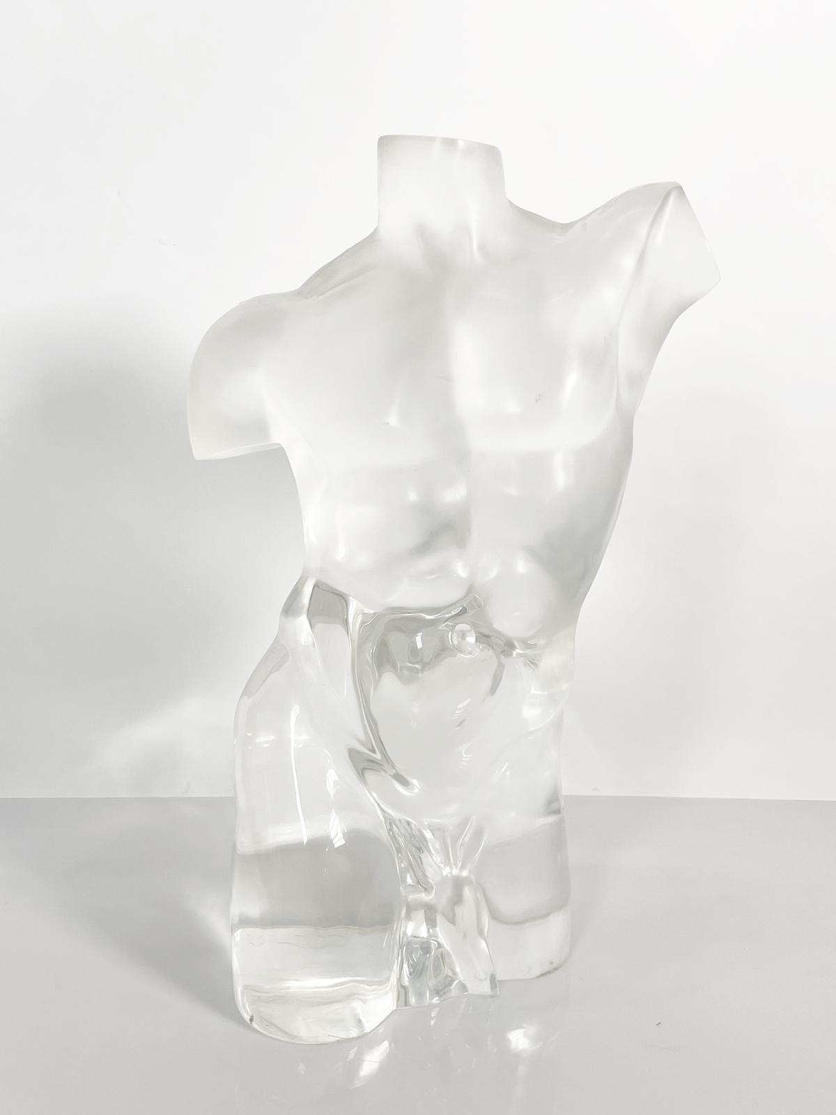 Voici notre superbe sculpture d'homme nu en lucite solide, datant des années 1970. Ce meuble unique en son genre est un véritable chef-d'œuvre, fabriqué de manière experte pour capturer l'essence de la forme humaine. La sculpture est fabriquée en