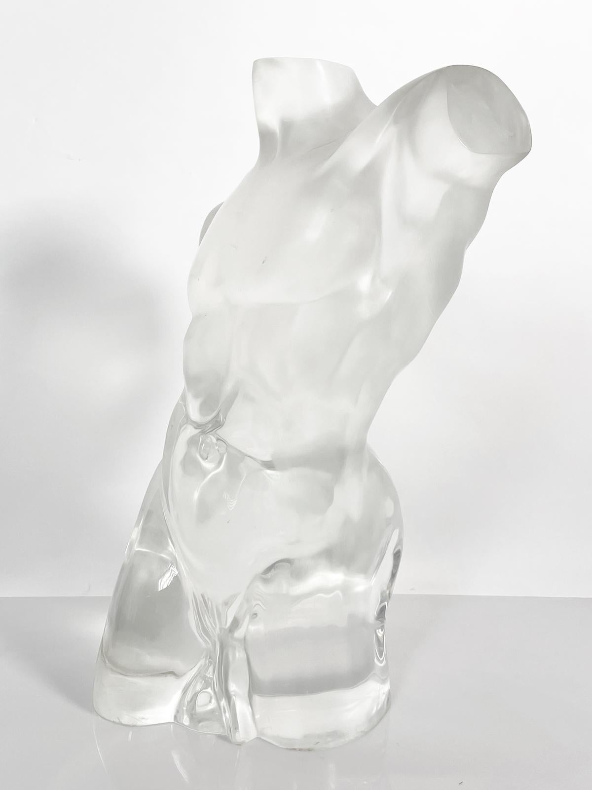 Moderno Scultura di nudo maschile in lucite massiccia in vendita