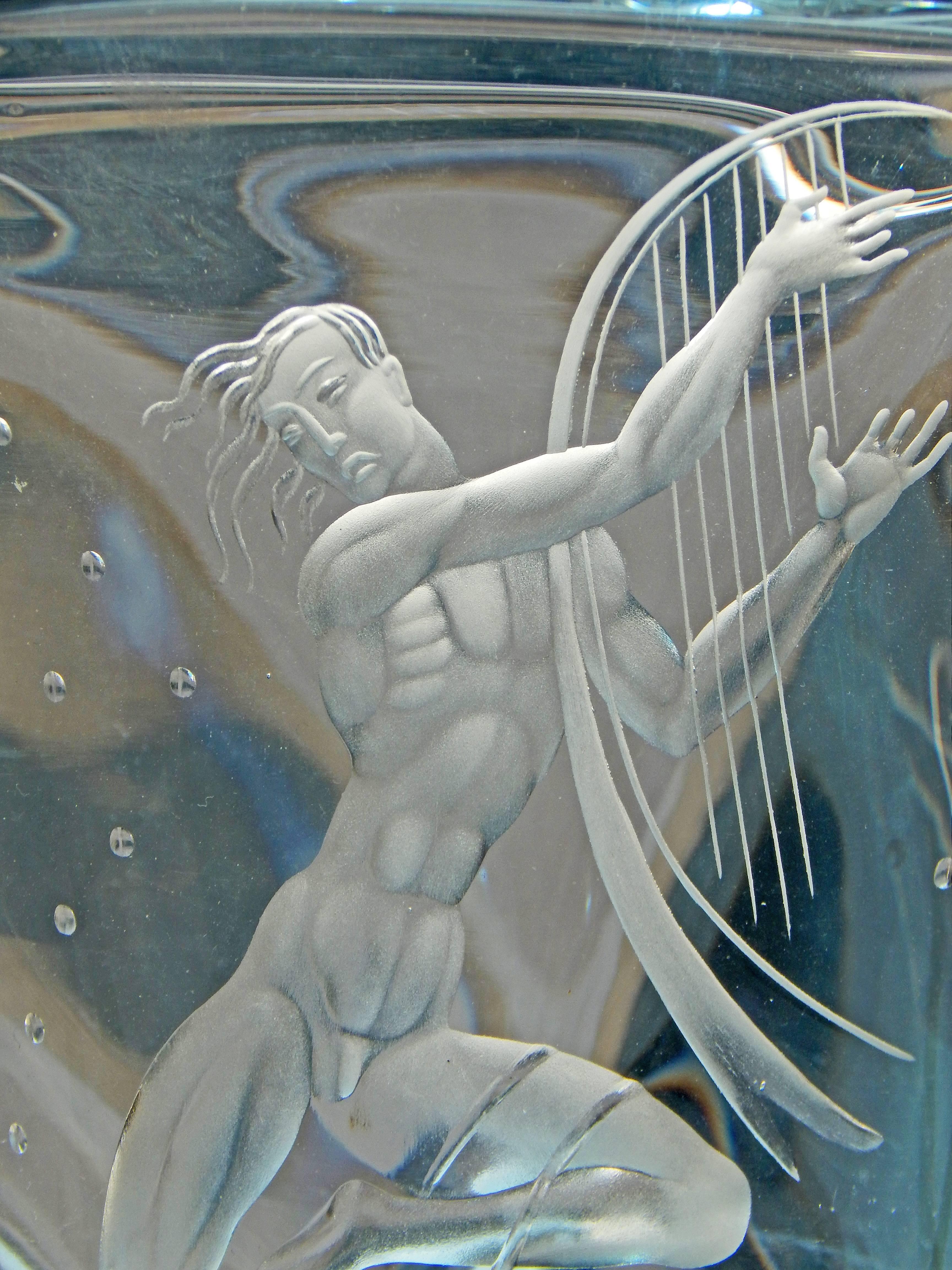 „Frauenlicher Akt mit Harfe“, Quintessential Art Deco gravierte Glasvase von Lindstrand (Art déco) im Angebot