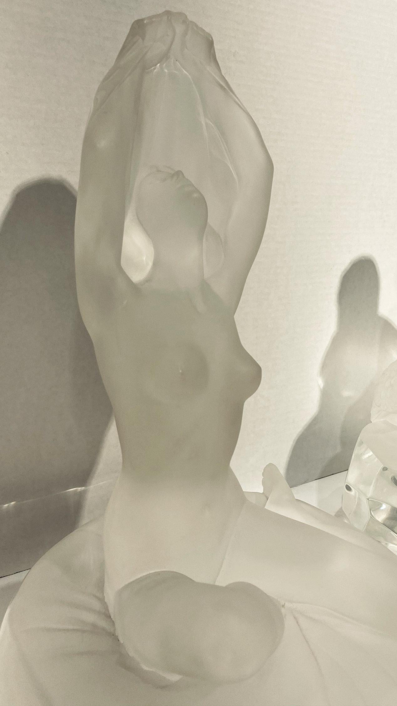 Lucite Sculpture en lucite d'une femme nue assise en vente