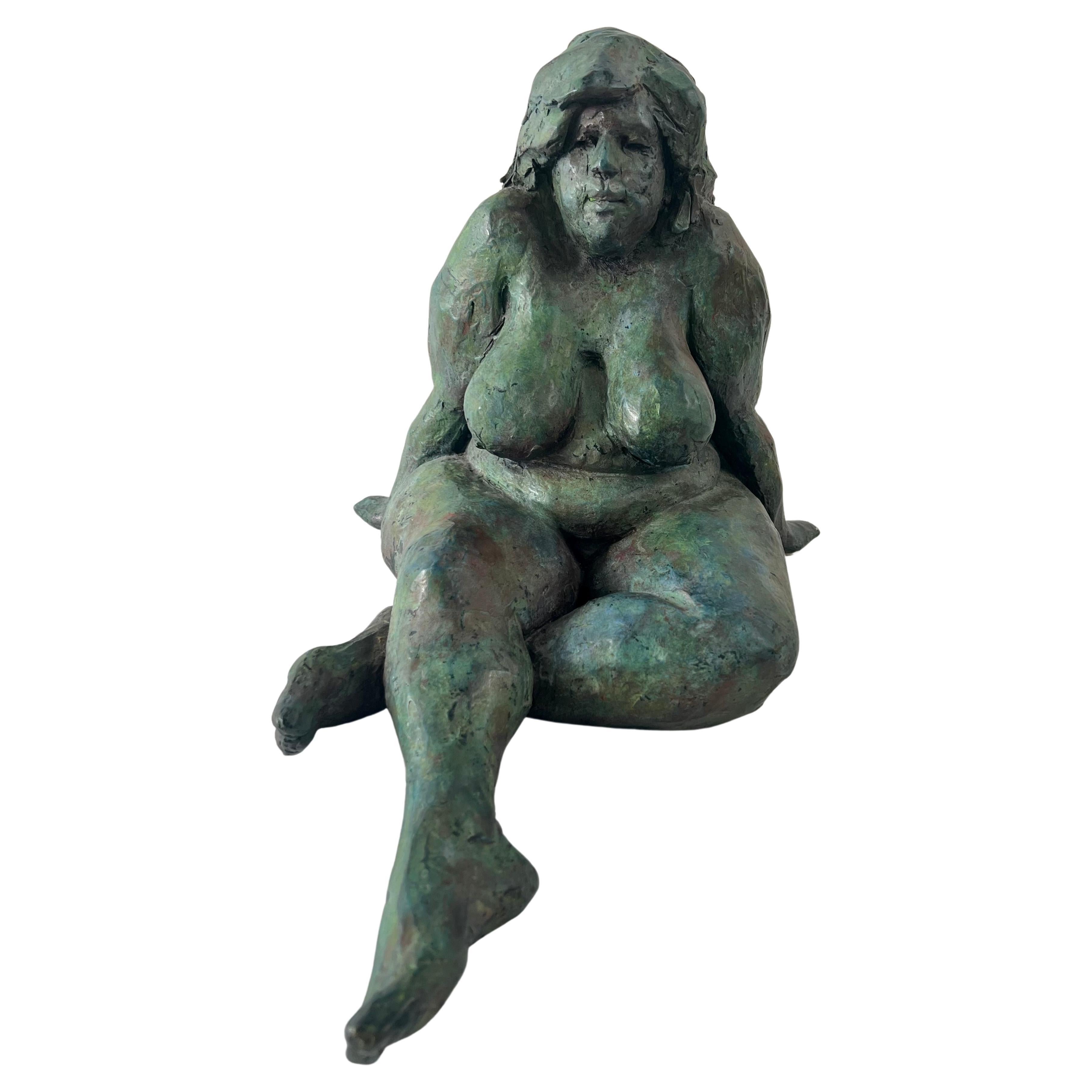Sculpture en bronze d'une femme nue assise de James Patrick Maher 