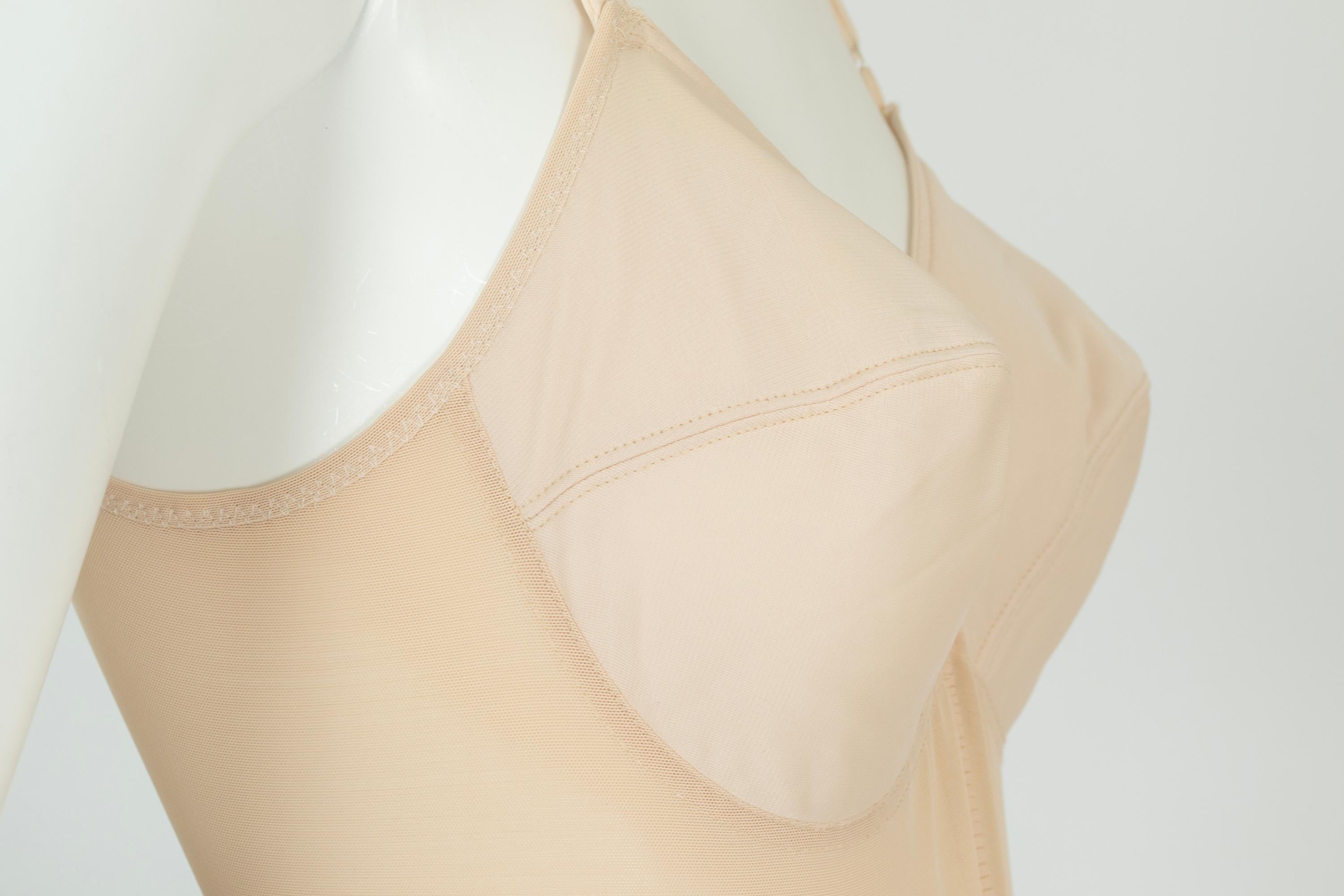 Nude Soft Full Girdle con reggiseno a cono Bullet e controllo della pancia - 34 C (Petite), 1950s in vendita 3