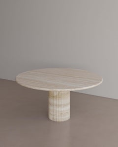 Table de salle à manger Antica en travertin couleur chair I par The Essentialist