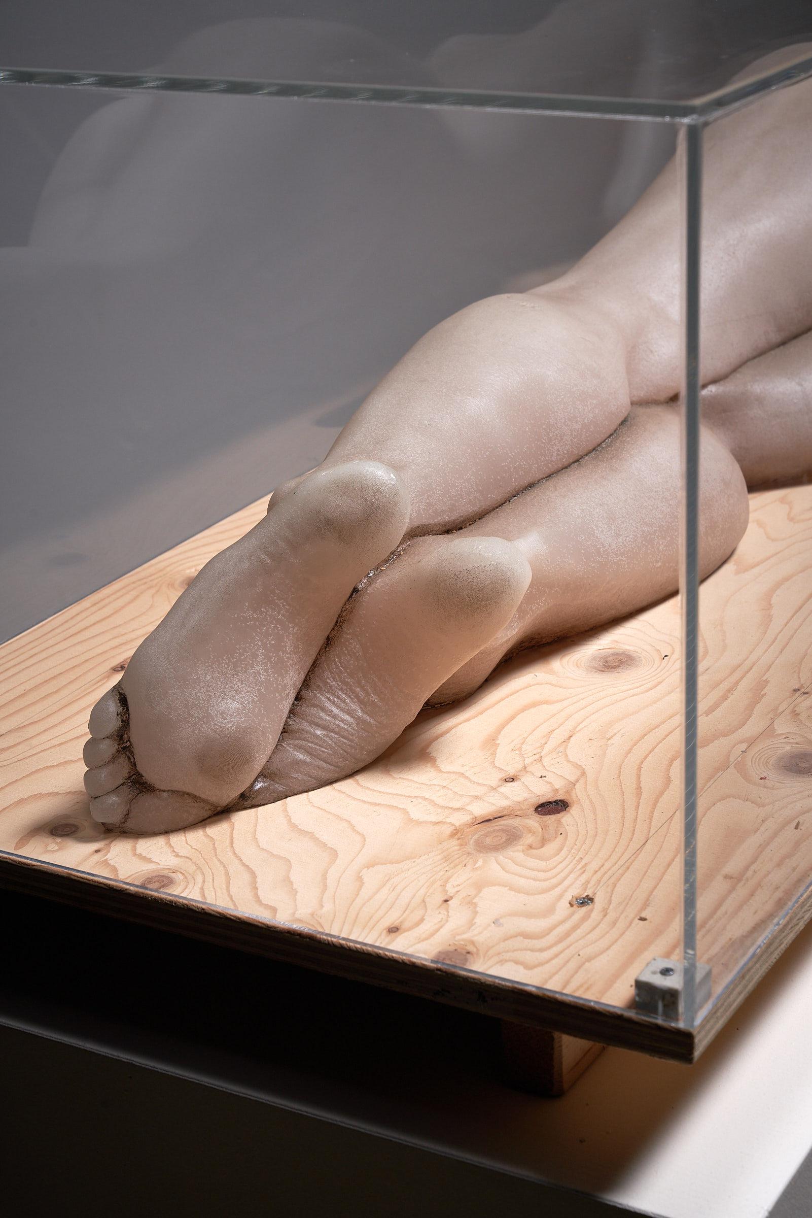 Plexiglas Pièce d'art d'une femme nue en cire en vente