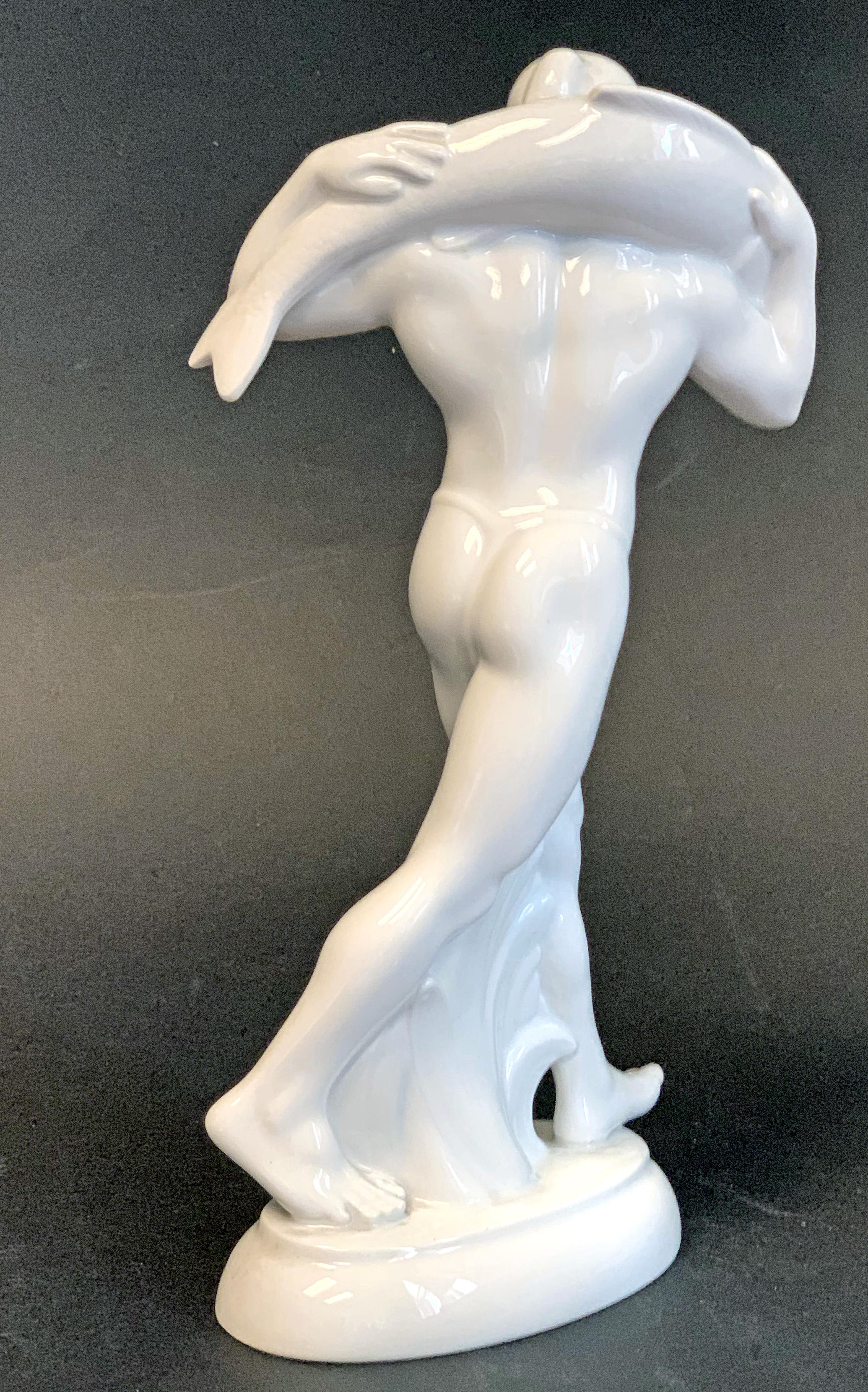 Belle Époque Sculpture en porcelaine rare « Nu avec poisson » de style Art nouveau pour le prince héritier Wilhelm en vente