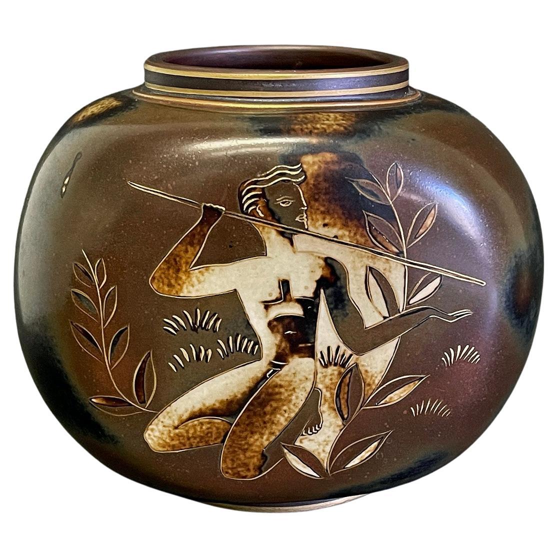 „Akt mit Speer“, einzigartige Art-Déco-Vase mit männlichem Akt, Goldakzente