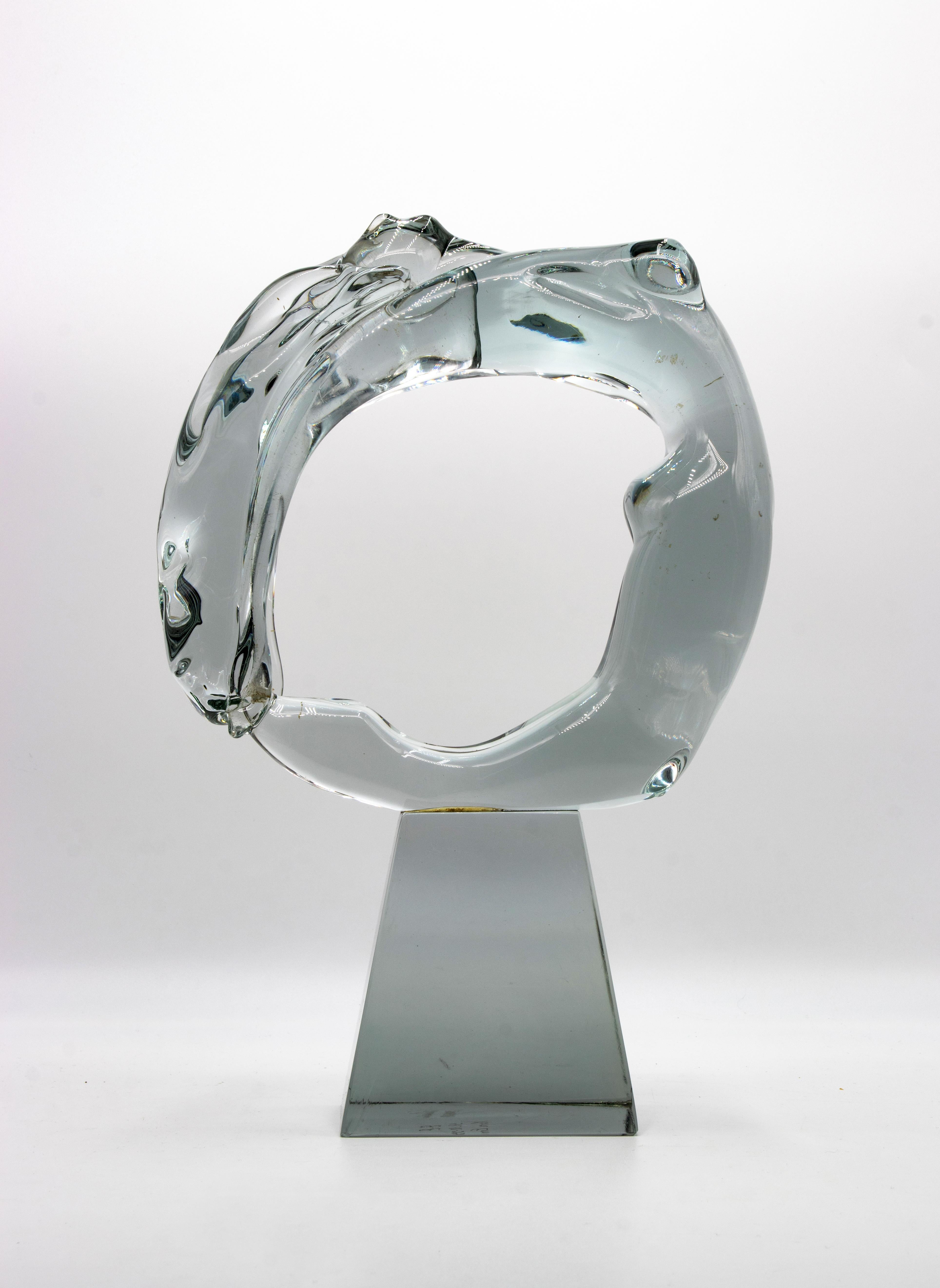 Woman est une sculpture en verre représentant le corps d'une femme s'inscrivant dans un cercle. Réalisé par Vetrerie Schiavone, Murano en 1993 . 

Daté à la base du 12-31-93. Signature à l'acide sur le fond.

Du verre de Murano.

Excellentes