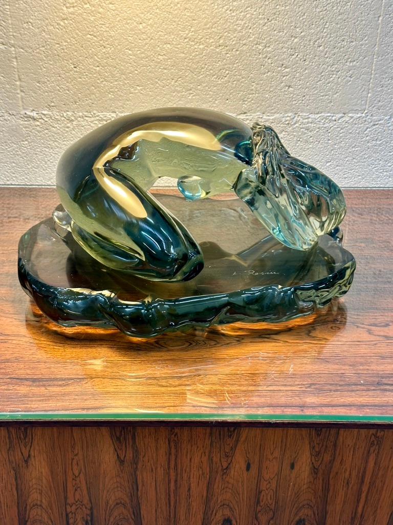 Femme nue sur un piédestal, œuvre de Loredano Rosin (1936-1991), verrerie Seguso à Murano. Signé, 19 x 41 x 23 cm. Cette magnifique pièce est dans un état impeccable. Lorsque le soleil brille, il y a un magnifique jeu de lumière. Travail