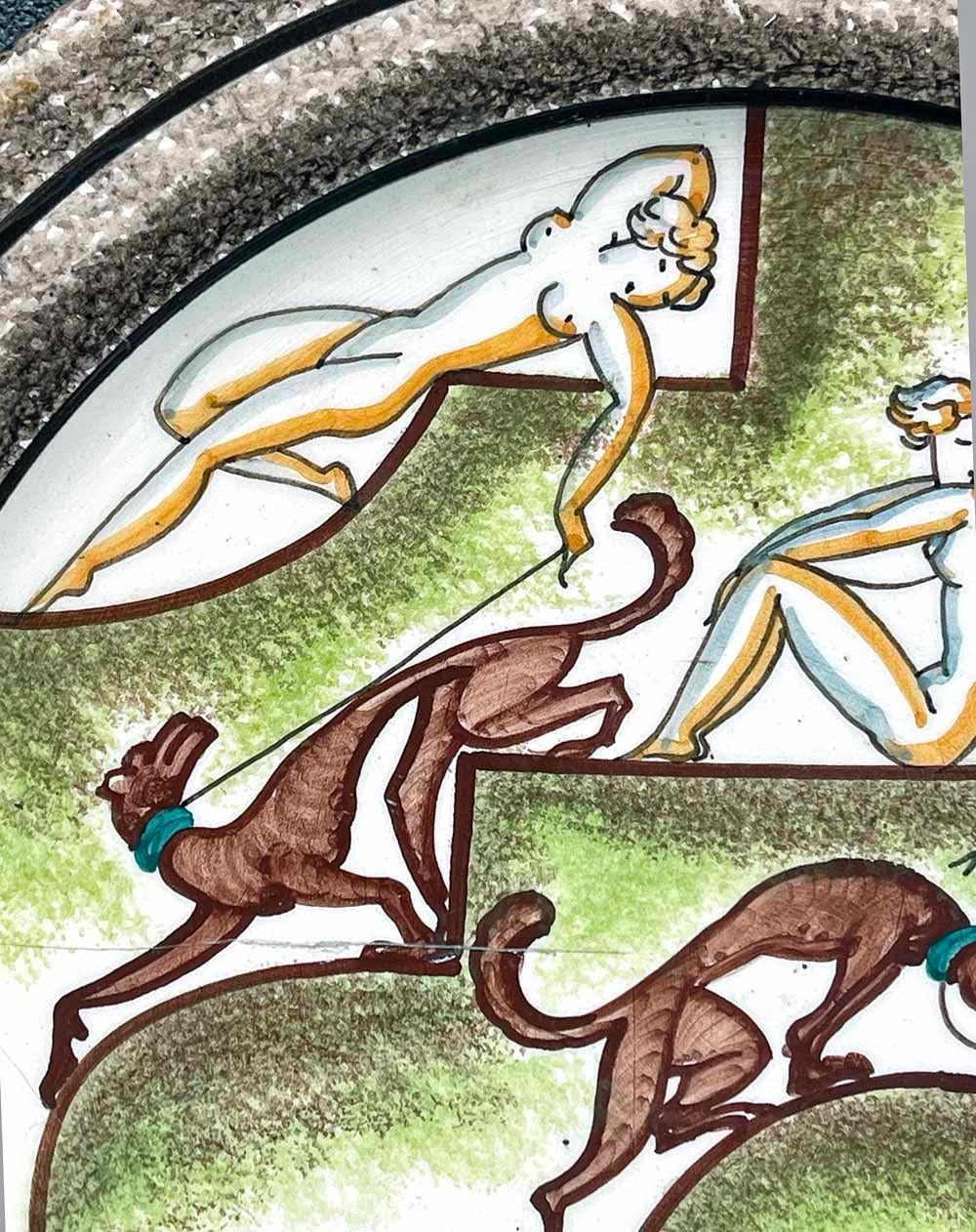 De algún modo encantador y a la vez muy sofisticado y elevado, este cuenco o plato bajo con pie presenta cuatro hileras de esbeltos desnudos femeninos, cada una de ellas acompañada por un esbelto sabueso o perro con correa.  Toda la escena es alegre
