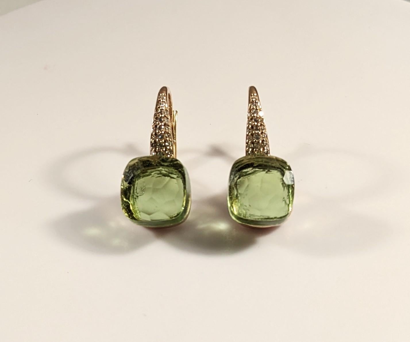 Nudo-Ohrringe aus 18 Karat Roségold, Diamanten und Peridot
Goldausführungen in Gelb-, Rosé- oder Weißgold 18k 
Ohrringe Gewicht insgesamt 7,2gr
und messen 22 mm oder 0,75 Zoll
Diamanten  0,22 ct
Gold Gewicht  5,02 Gramm
 Nudo  Stein, erhältlich in