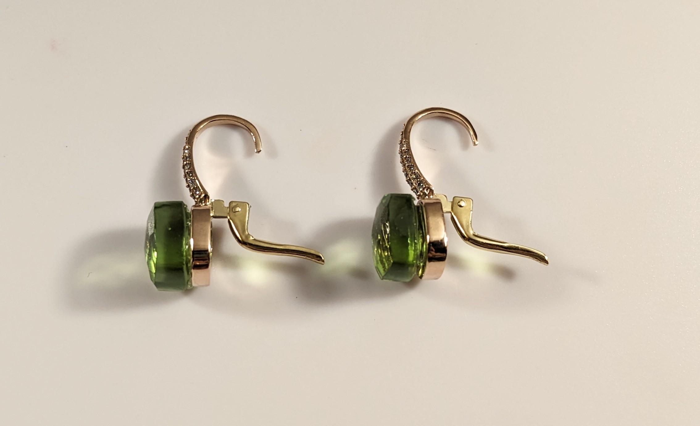 Nudo-Ohrringe aus 18 Karat Roségold, Diamanten und Peridot (Halbmondschliff) im Angebot