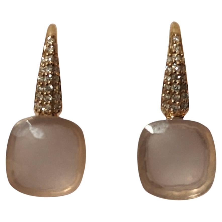 Orecchini Nudo in oro rosa 18 carati, diamanti e quarzo rosa
Finiture in oro giallo, rosa o bianco 18k 
Peso totale degli orecchini 7,2gr 
e misura 22 mm o 0,75 pollici
Diamanti  0,22 ct
Peso dell'oro  5,02 grammi
 Nudo  pietra, disponibile in