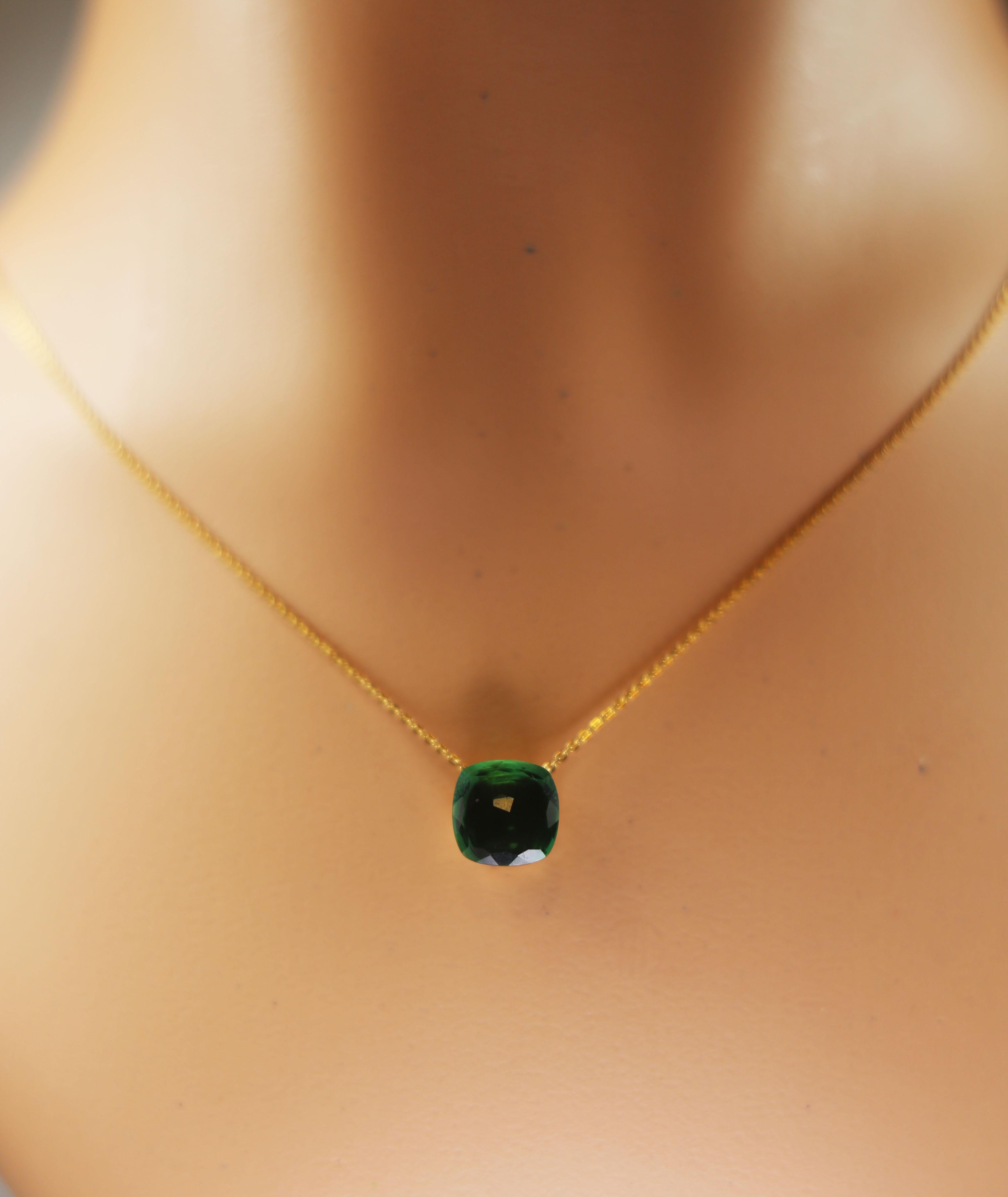 Contemporary Multifaceted Pendant Green Quartz in 18 Karat Rose Gold Chain For Sale