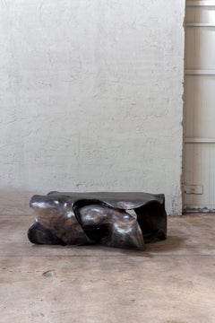 Mesa de centro escultura ondulada orgánica de madera oscura Nudo de CEU Studio Interior Exterior