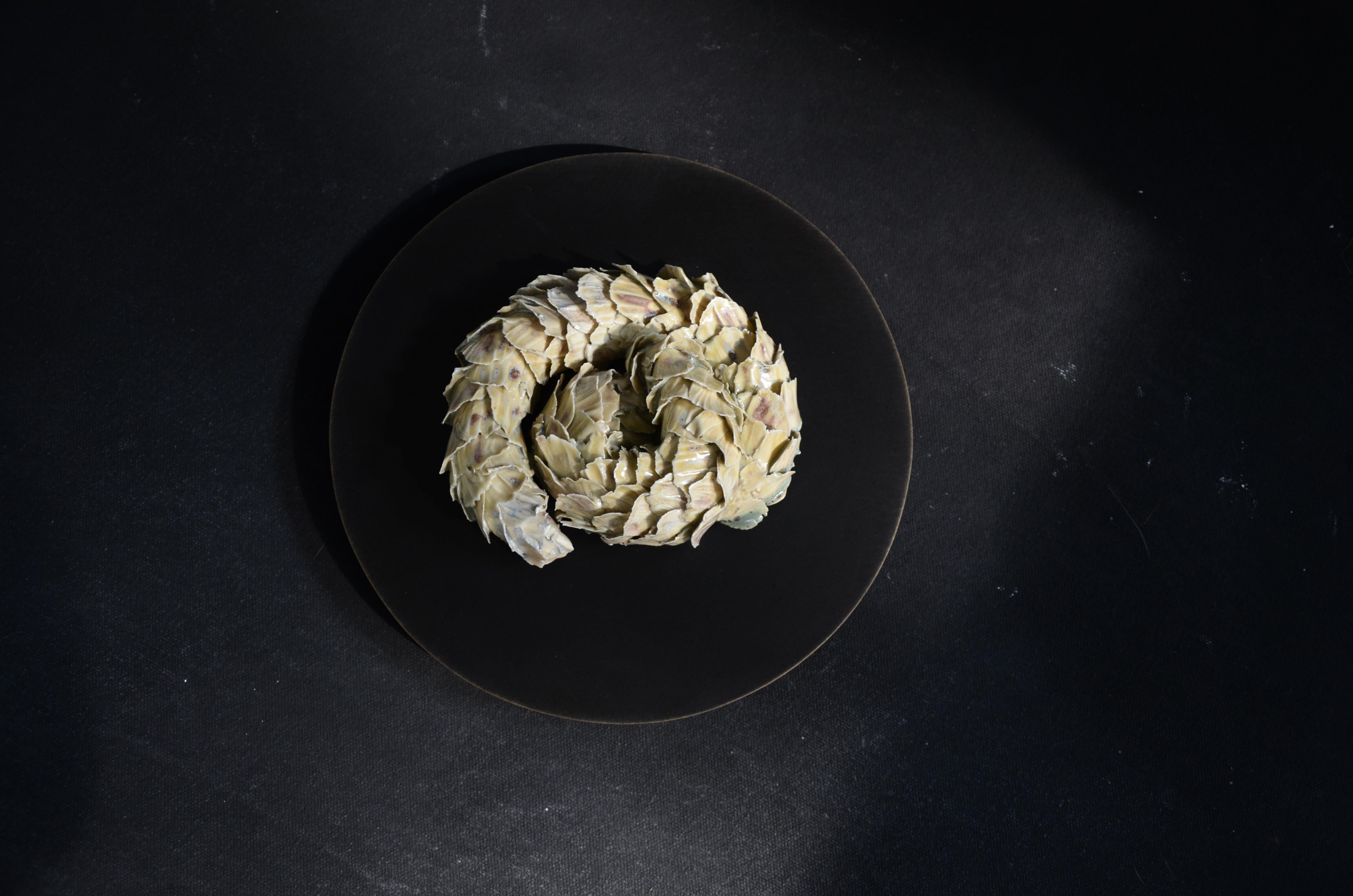 Scultura Nudos 2 di Vica Ceramica
Materiali: Ad alta temperatura. Ceramica, Ottone. 
Dimensioni:  D. 21 x H. 21 cm 

VICA CERÁMICA-STUDIO è uno studio di design e scultura con sede a Città del Messico.
La ceramica messicana di Vica si divide in due