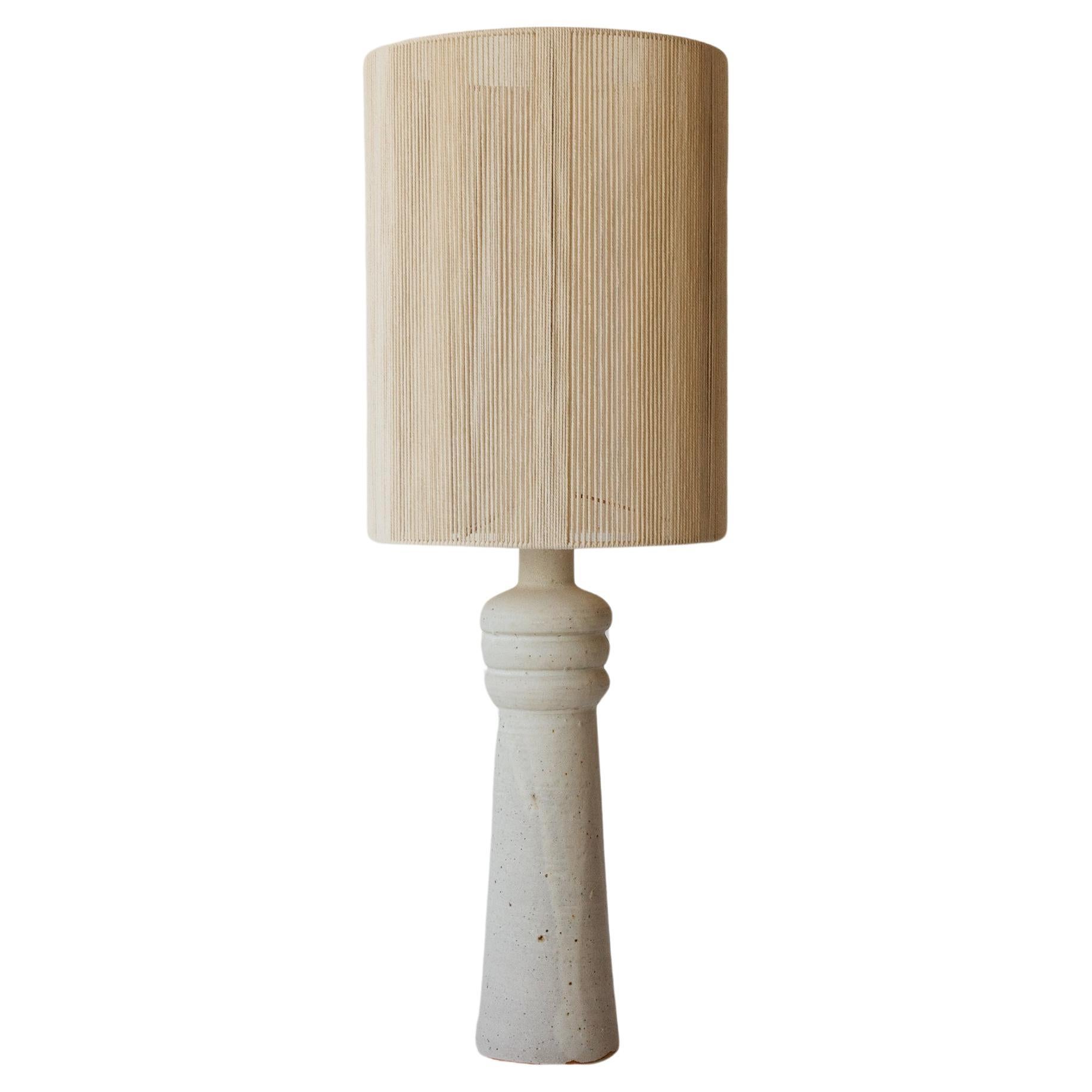 Lampada da tavolo in ceramica Nueé Matte Cream White di Grès Éditions