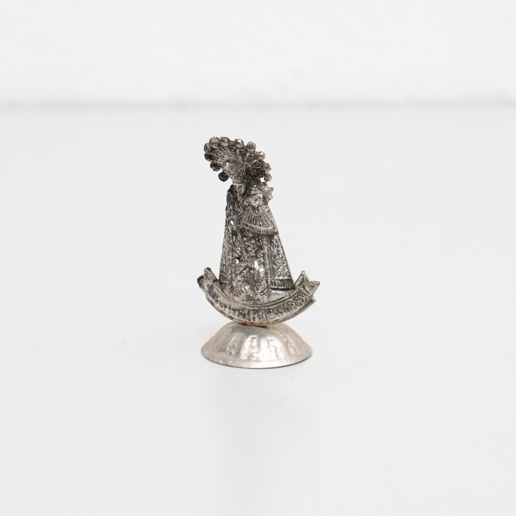 Souvenirs traditionnels figure métallique de la vierge Nuestra Señora de los Desamparados.    Fabriqué en Espagne, vers 1950.    En état d'origine, avec une usure mineure conforme à l'âge et à l'utilisation, préservant une belle patine.    Matériaux