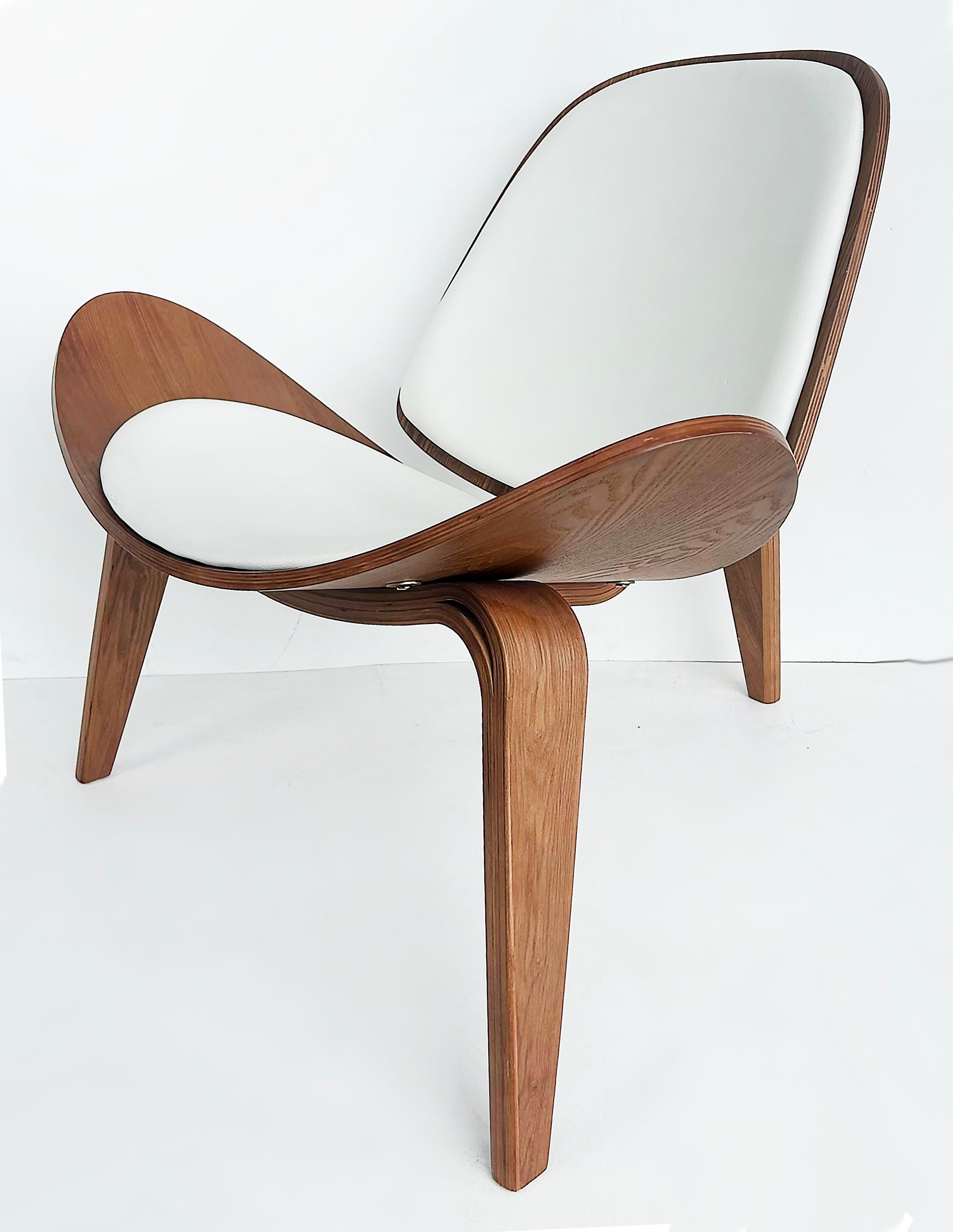 Mid-Century Modern Chaise longue Artemis de Nuevo, structure en noyer américain en vente