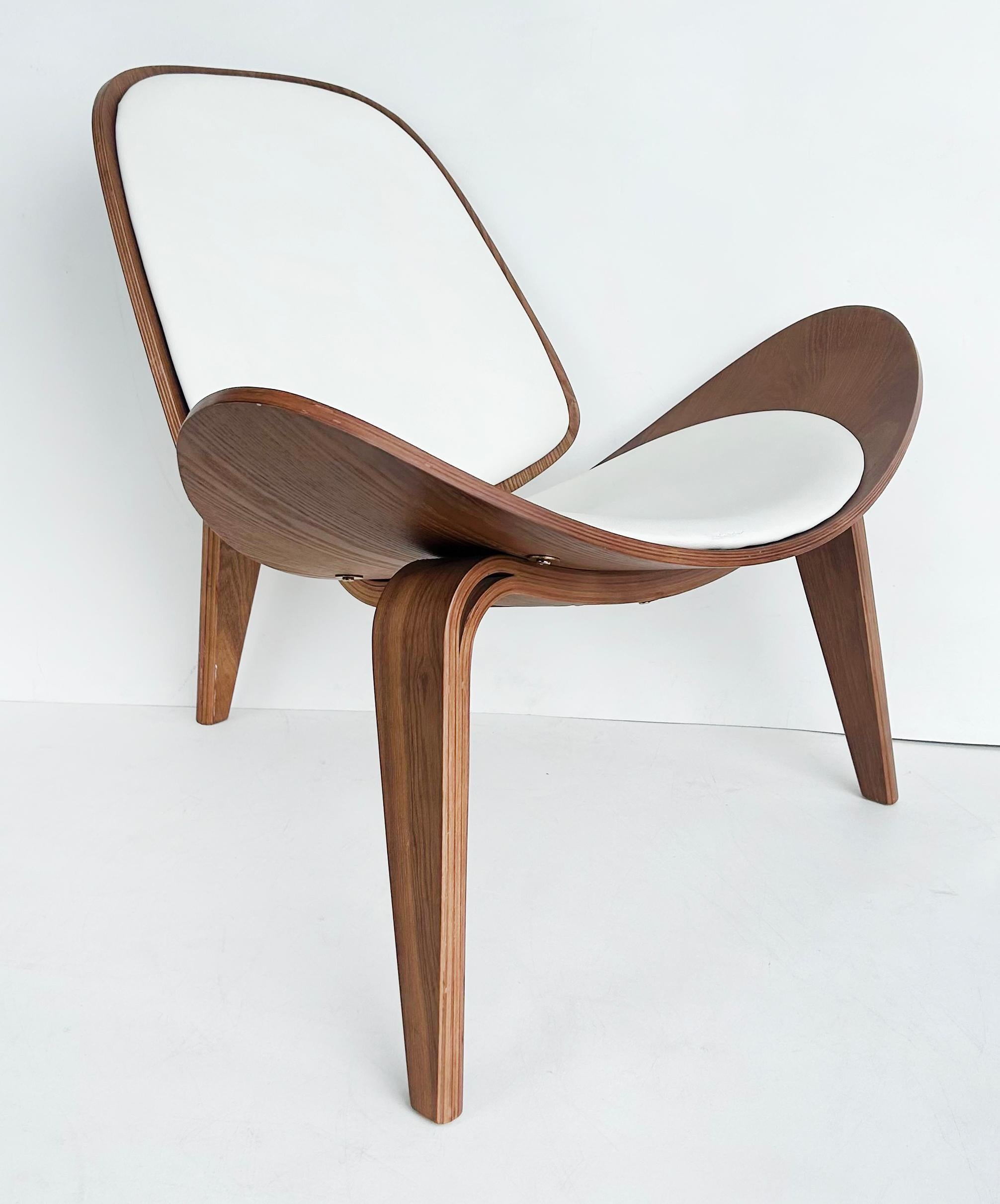 Chaise longue Artemis de Nuevo, structure en noyer américain Bon état - En vente à Miami, FL