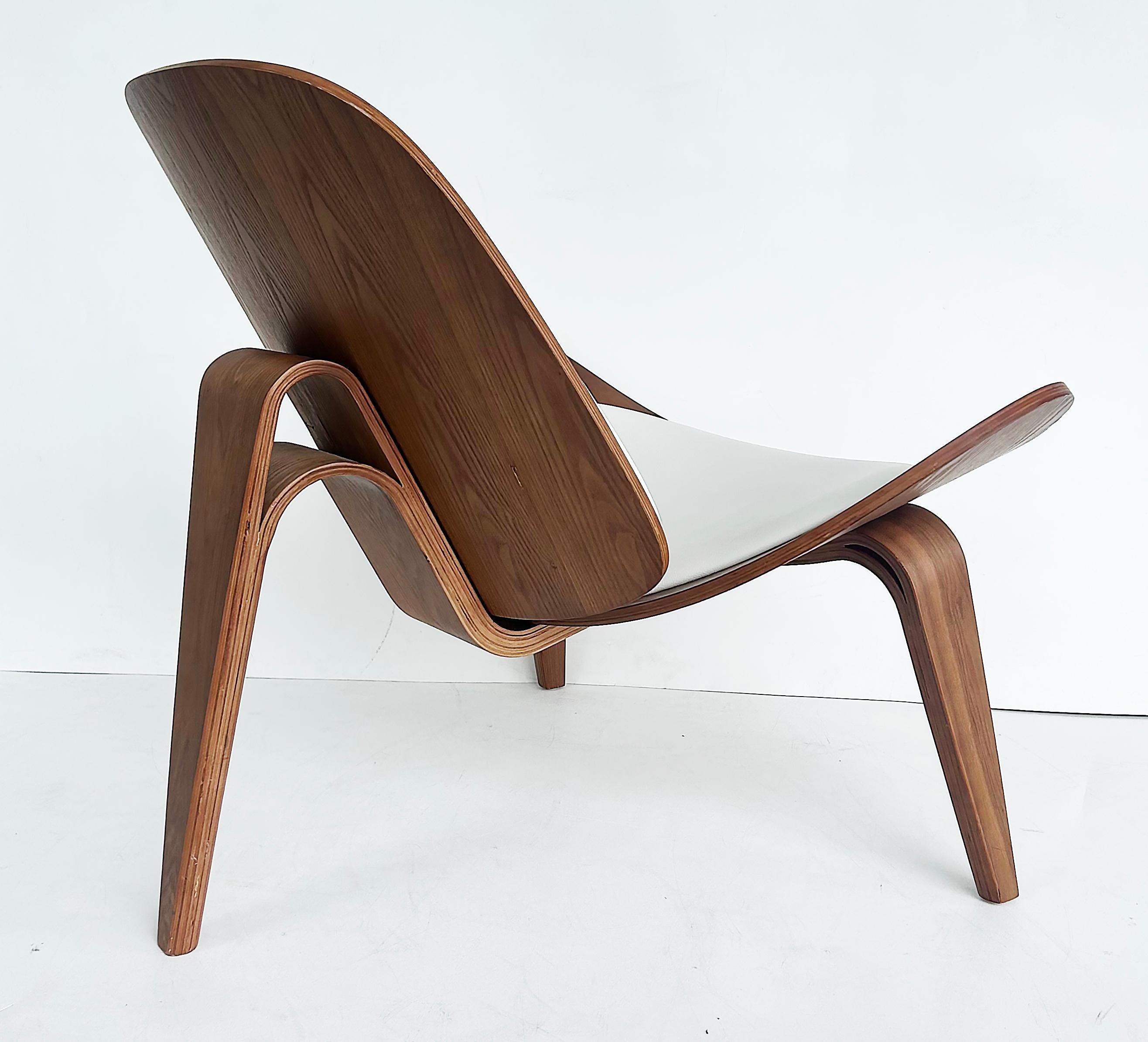 Tissu d'ameublement Chaise longue Artemis de Nuevo, structure en noyer américain en vente
