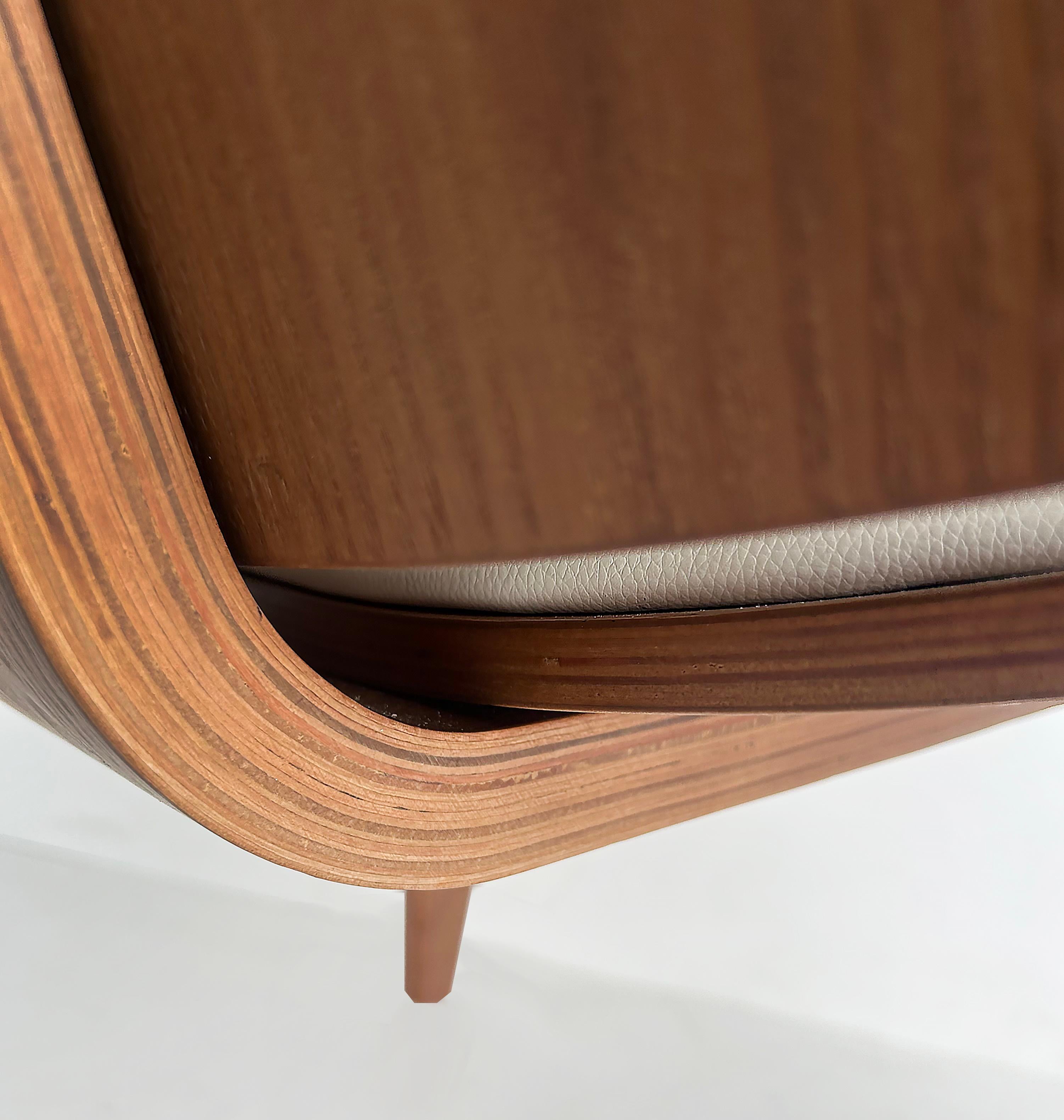 Chaise longue Artemis de Nuevo, structure en noyer américain en vente 3