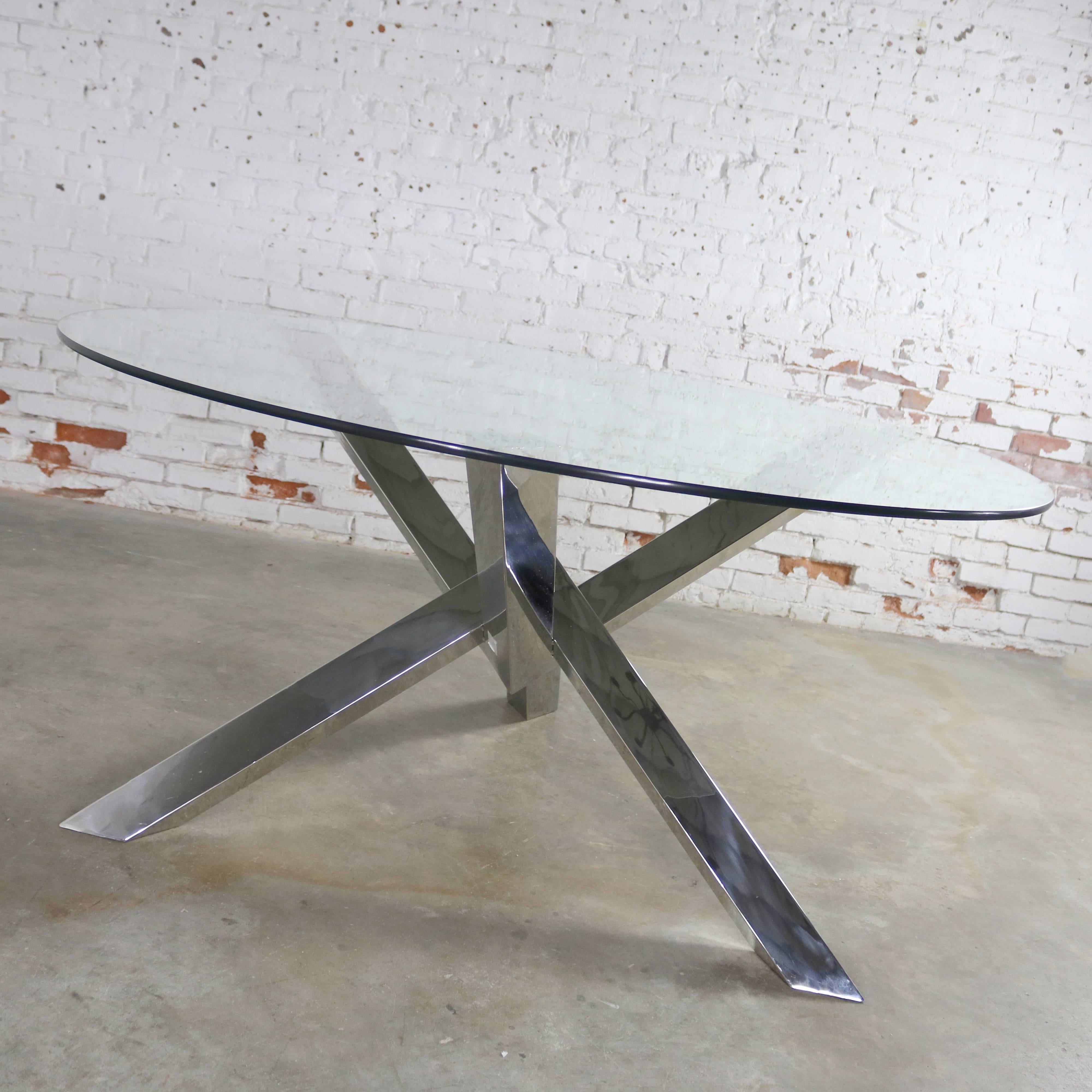 Nuevo Costa Round Stainless-Steel Jacks Style Dining Table with Glass Top In Good Condition In Topeka, KS