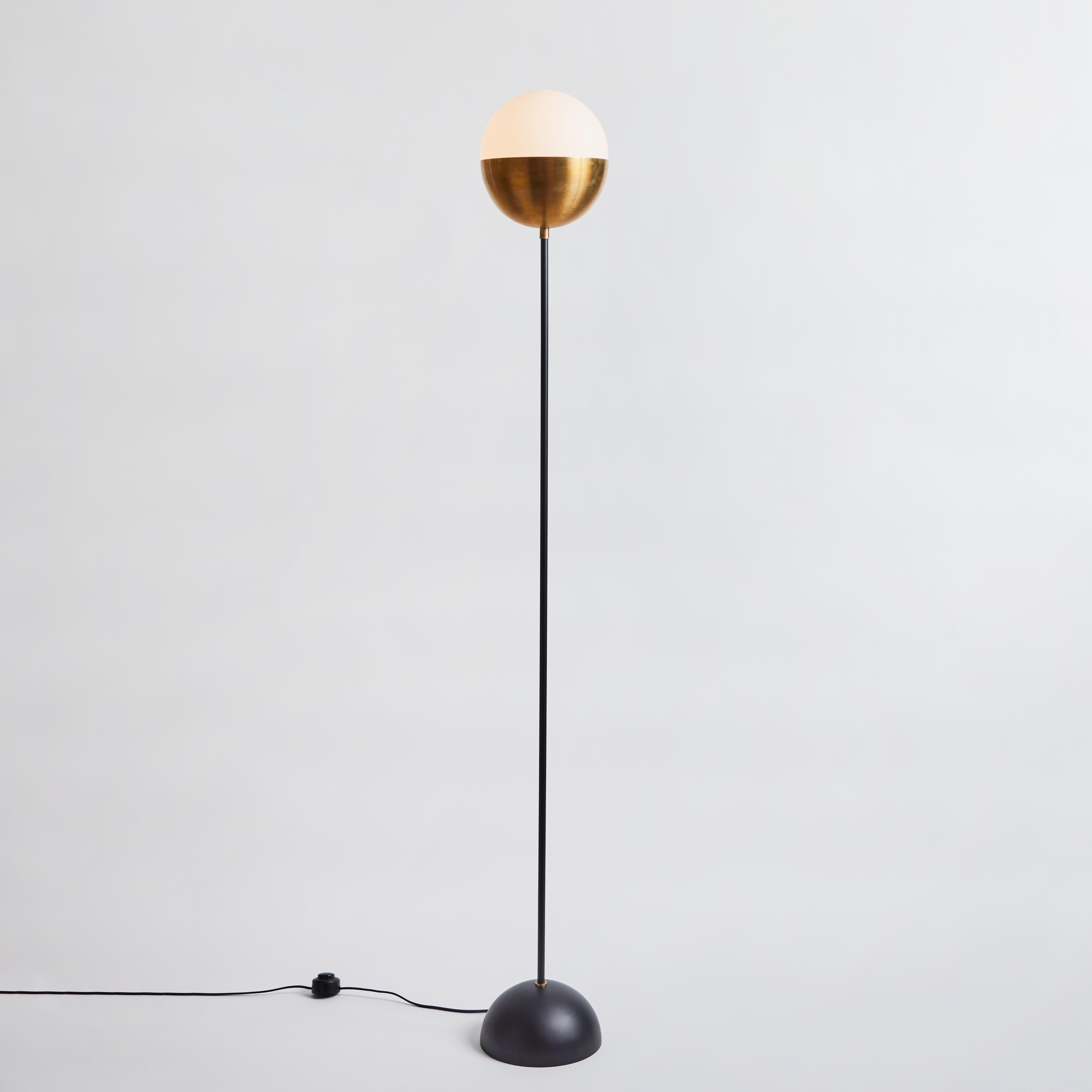 Mid-Century Modern Lampadaire Koko en verre opalin et laiton d'Alvaro Benitez en vente