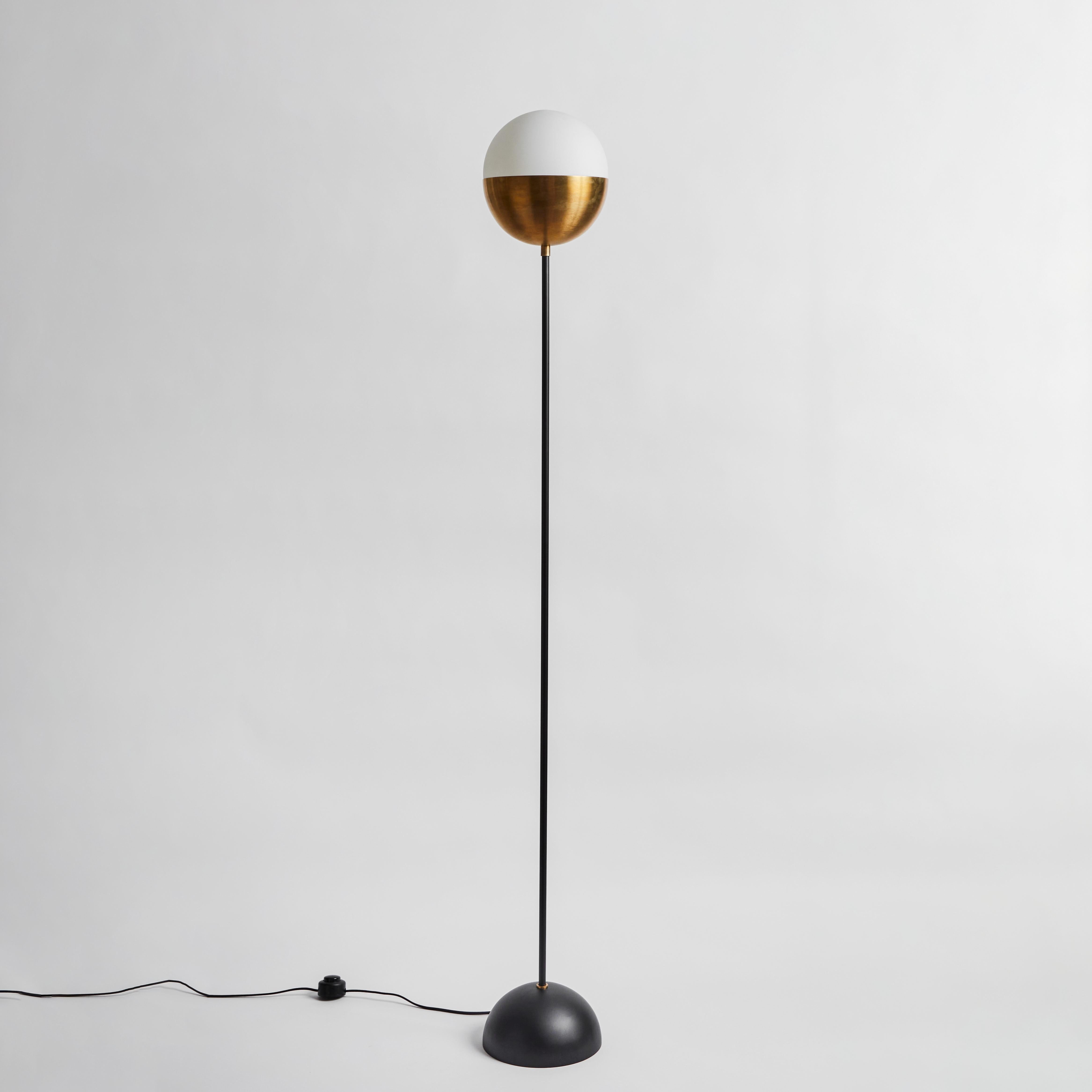 Stehlampe „KOKO“ aus Opalglas und Messing von Alvaro Benitez (Gemalt) im Angebot