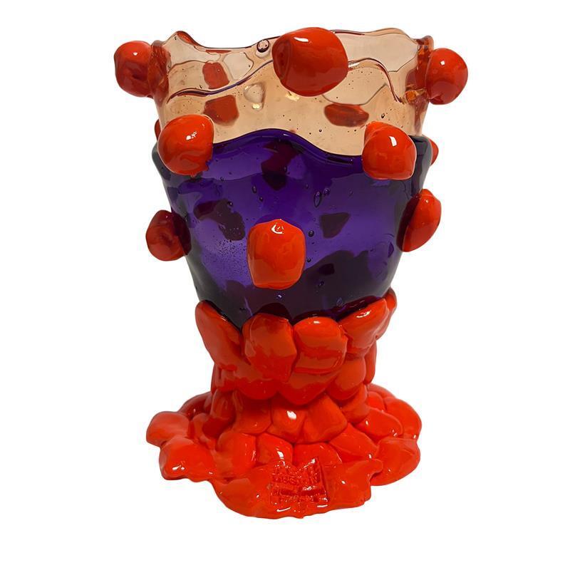 Questo vaso disegnato da Gaetano Pesce nel 1995 fa parte della collezione Fish Design, composta da pezzi eclettici realizzati a mano in resina in colori neon. Altamente decorativo e moderno, questo vaso presenta una forma conica fatta di strati di