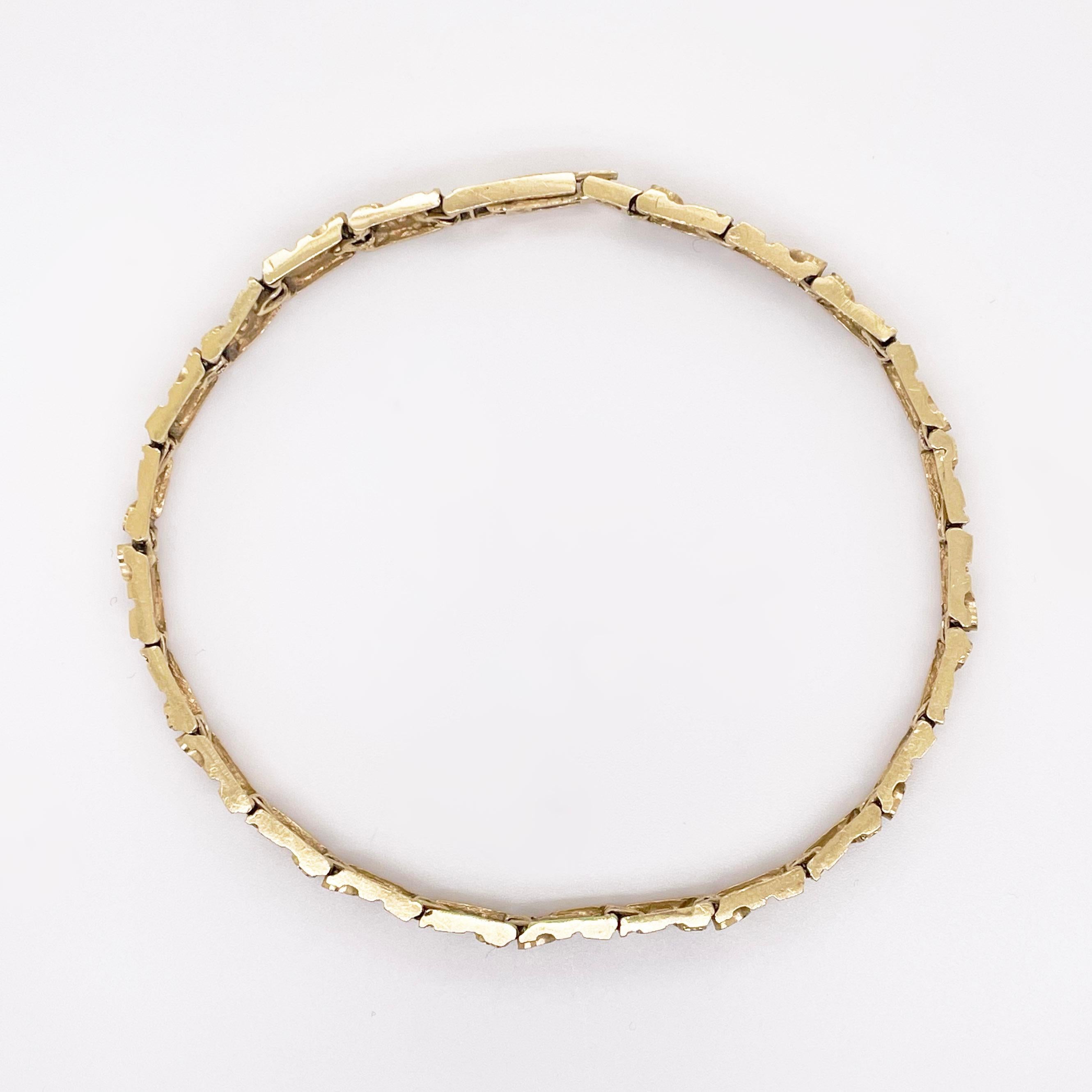 Schwere Nugget-Armbänder sehen sowohl an Männern als auch an Frauen sehr cool aus! Dieses Armband hat strukturierte und hochglanzpolierte Nuggets, die eine schöne Tiefe haben, die sich gut mit anderen kombinieren lassen oder auch alleine getragen